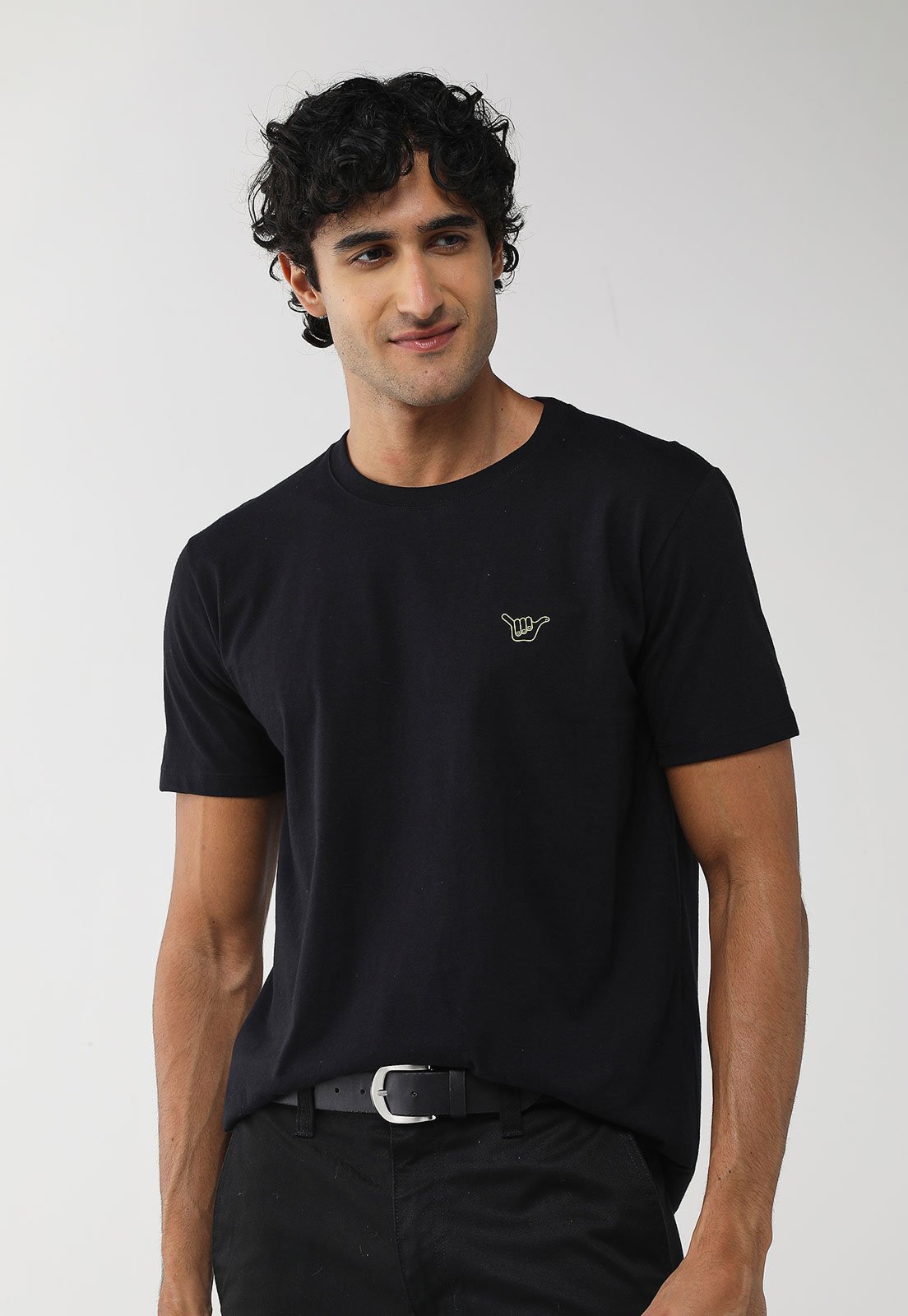 Vista 2 Camiseta Masculina Hang Loose Bordado Shaka Preta preto Hang Loose preto