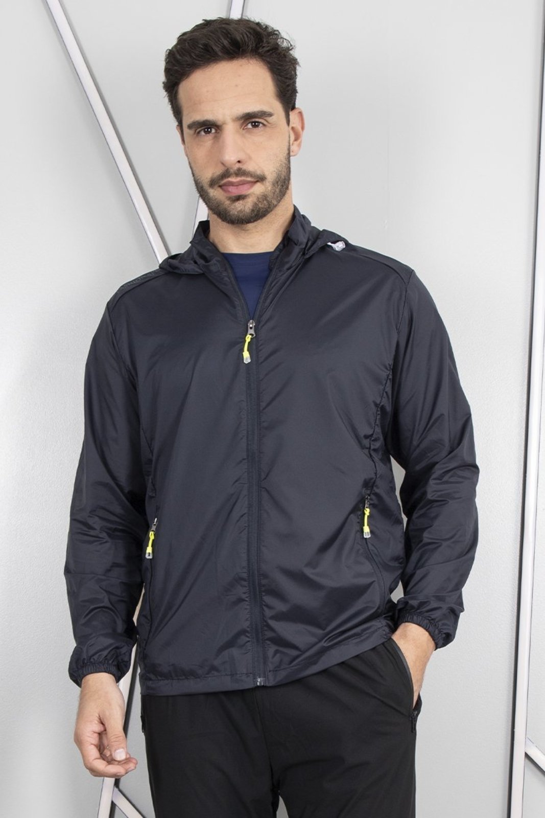 Jaqueta Masculina Corta Vento Nylon Capuz Fixo Bolsos Frontais e Interno Forrada