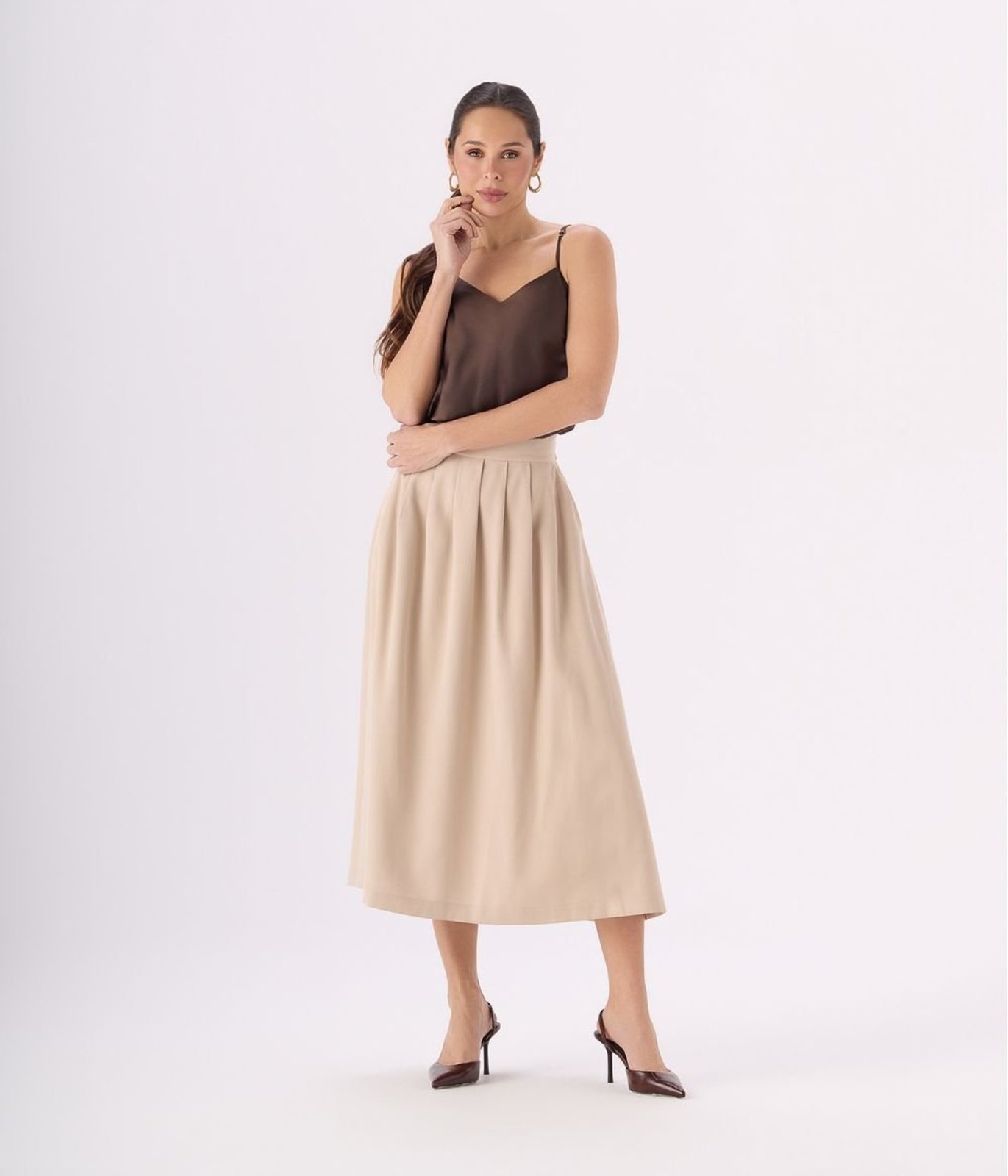 Saia Makenji Midi Evase Pregas Frente Com Bolsos Feminina Bege Claro