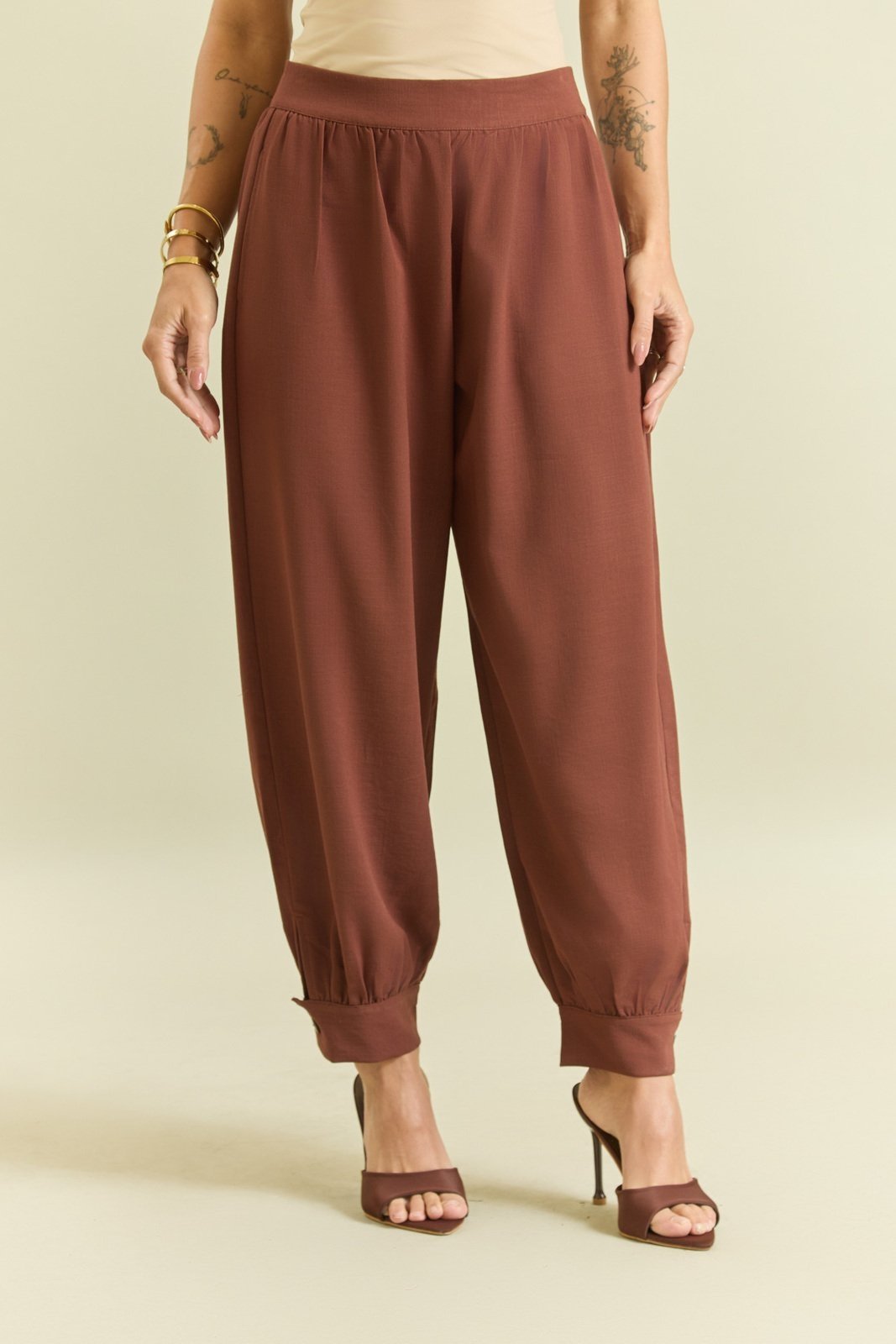 Calça Malha Feminina Aladim Com Pregas Marrom Lemier Collection