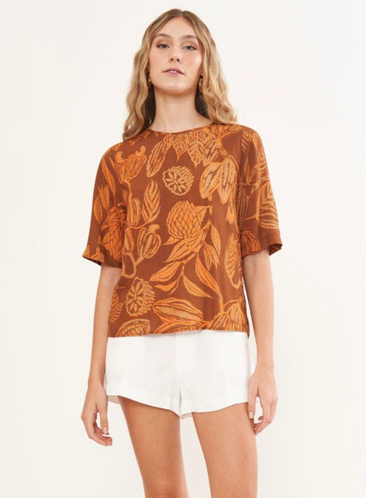 Blusa Estampada Manga Curta Colcci Marrom Jardim de Cacau