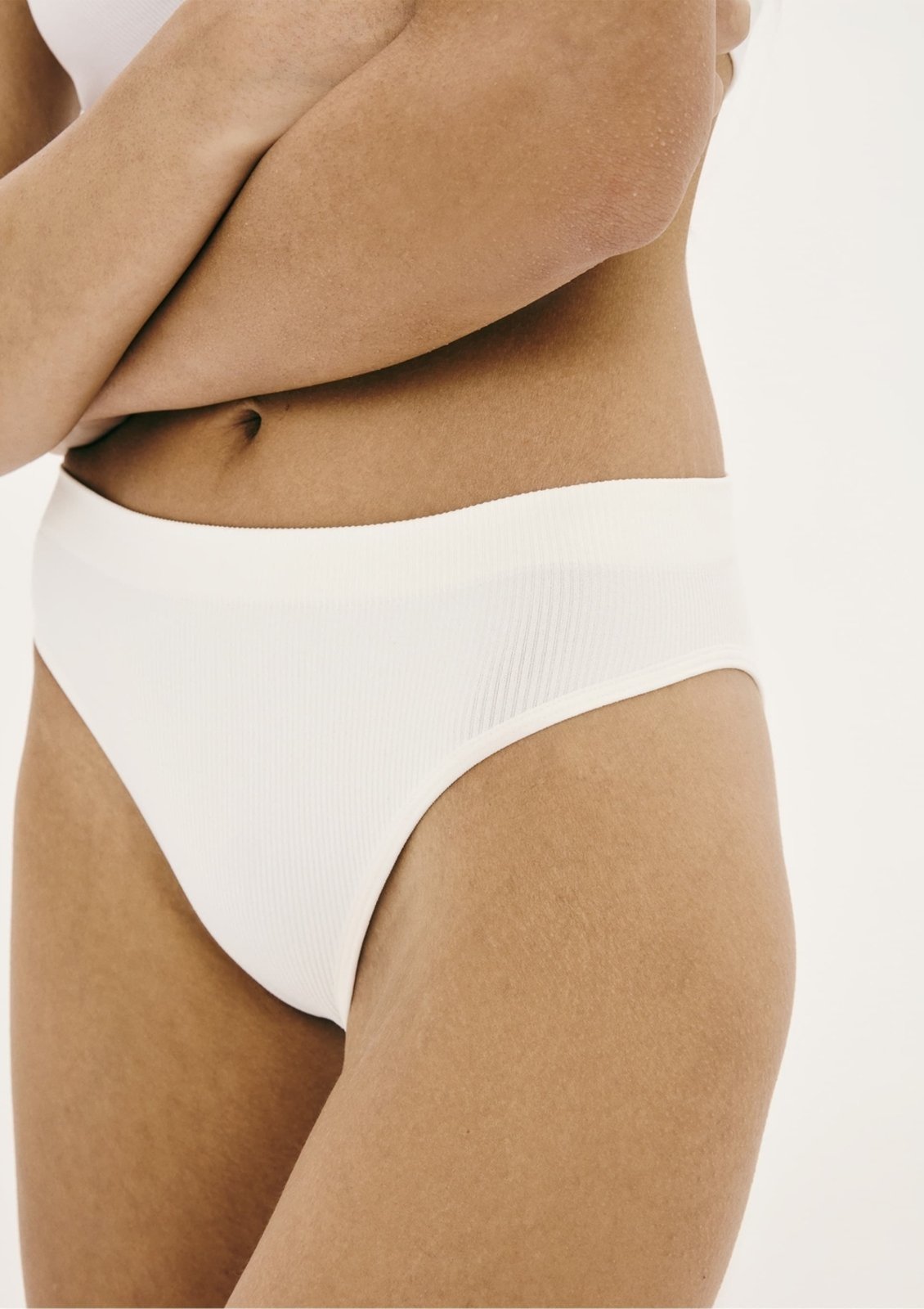 Vista 3 Calcinha Biquini Canelada + Necessaire Hering HERING INTIMATES amarelo HERING INTIMATES amarelo