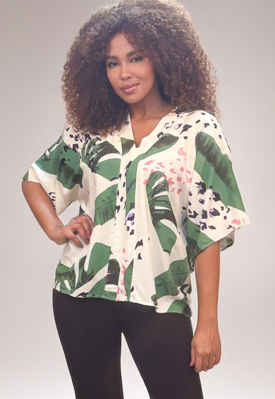Blusa Cabanafree Gola V Manga Curta Estampa Folhagem Poética