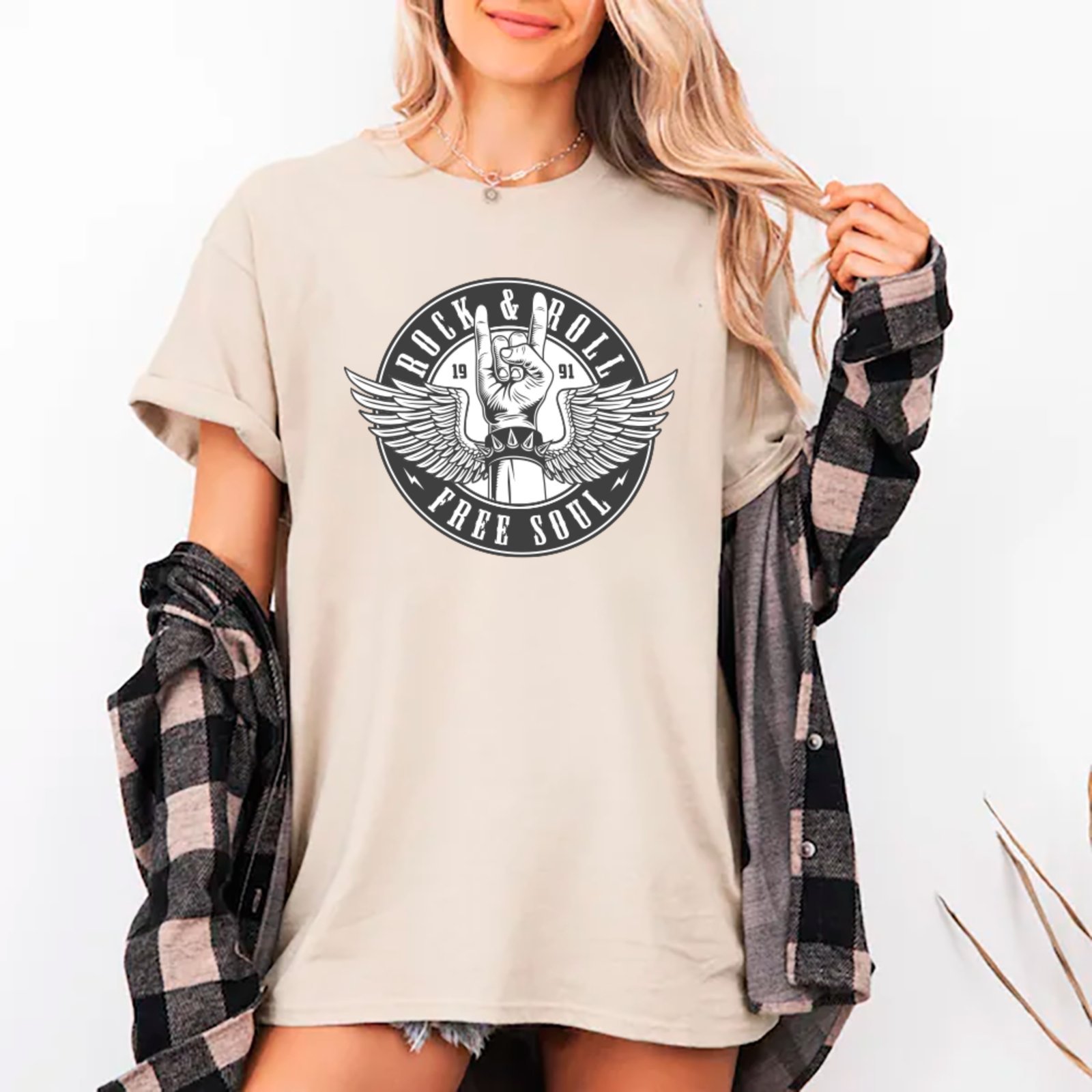 Camiseta Ousy Streetwear Rock and Roll Free Soul Mão Rock Oversized Unissex Off White