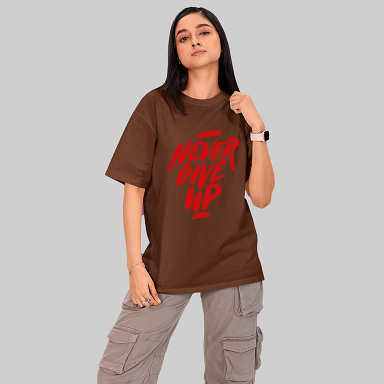 Camiseta Oversized Never Give Up Motivacional Unissex Marrom