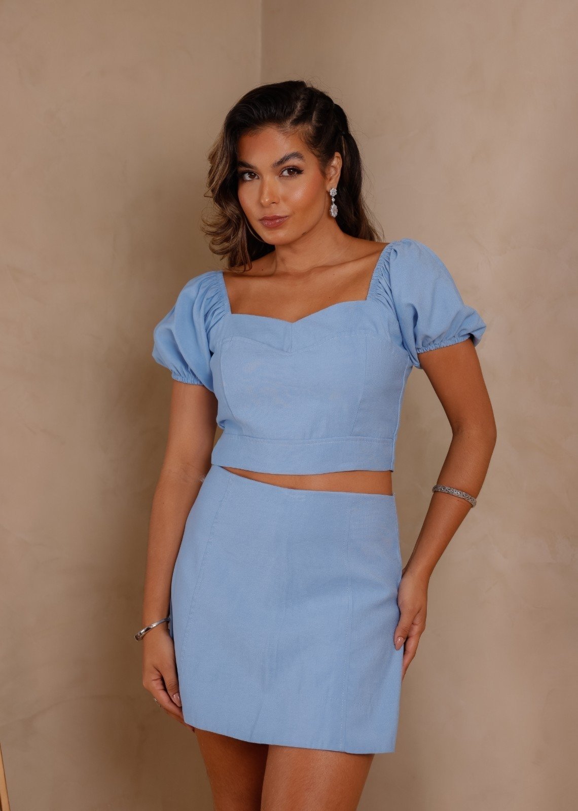 Conjunto Cropped Mangas Princesa e Short Saia Cintura Alta Crepe Lanyse Azul