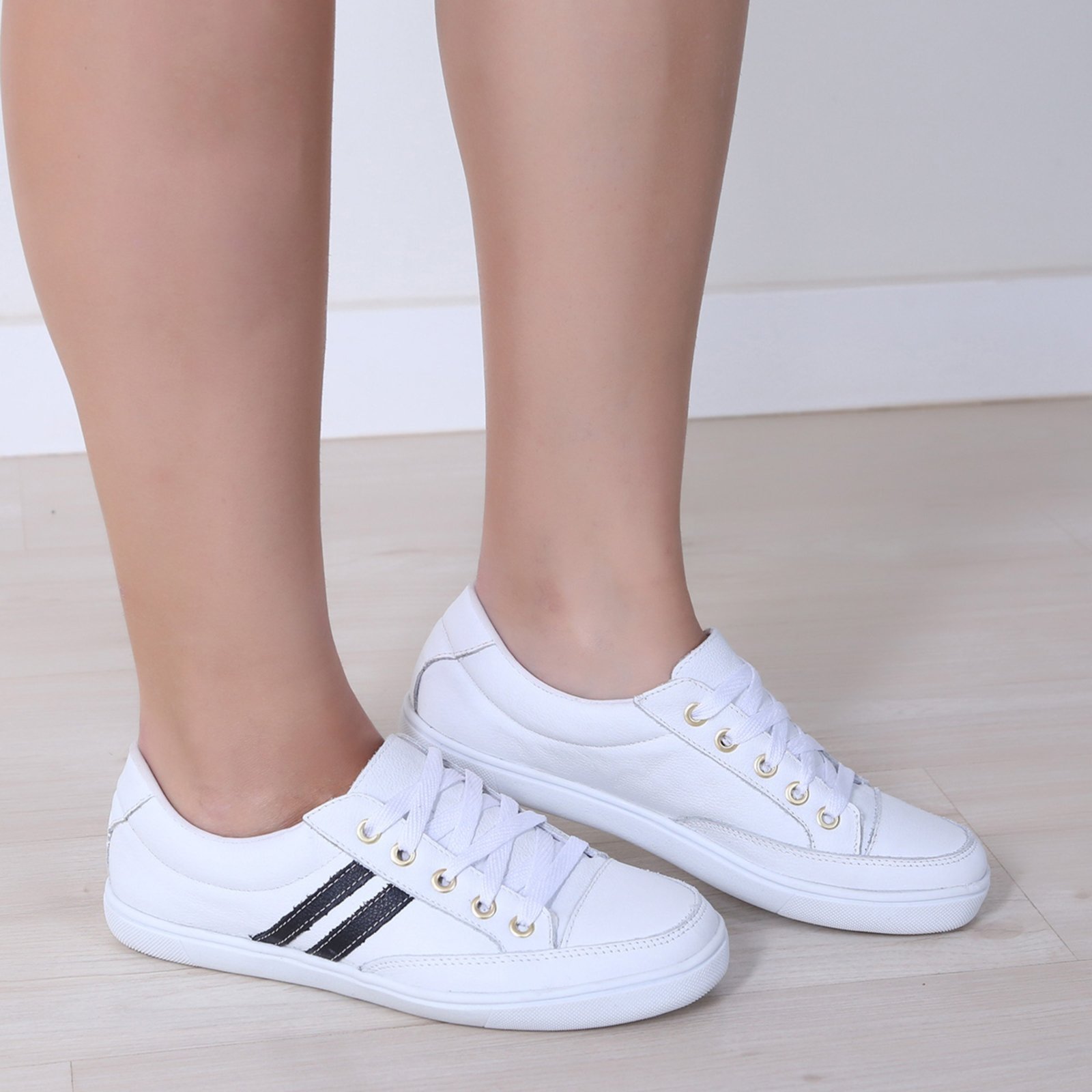 Tênis de Couro Casual Moda Branco com Listra Preta