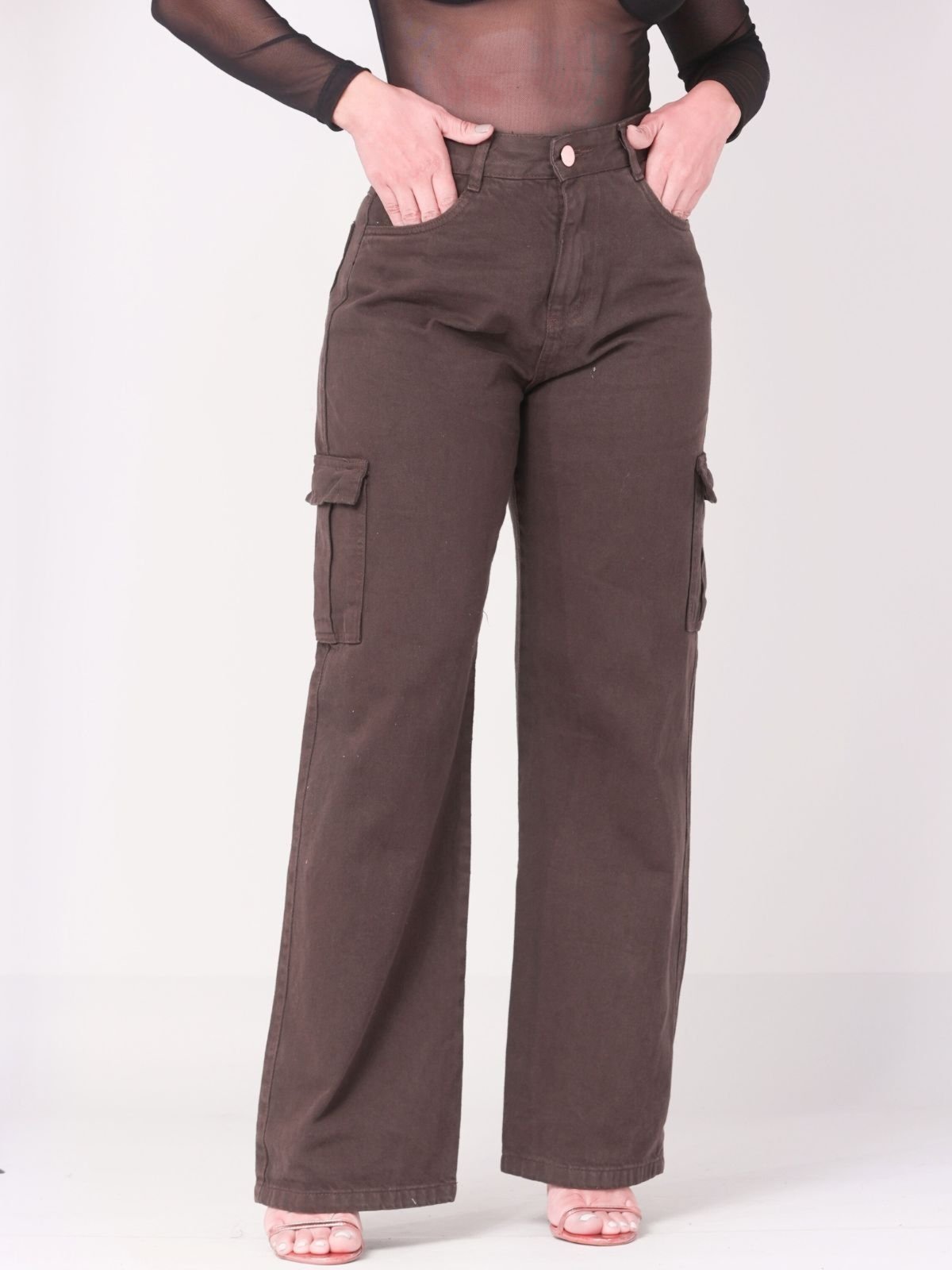 Calça Donna De Paula Cargo Marrom Cintura Alta E Bolsos Laterais
