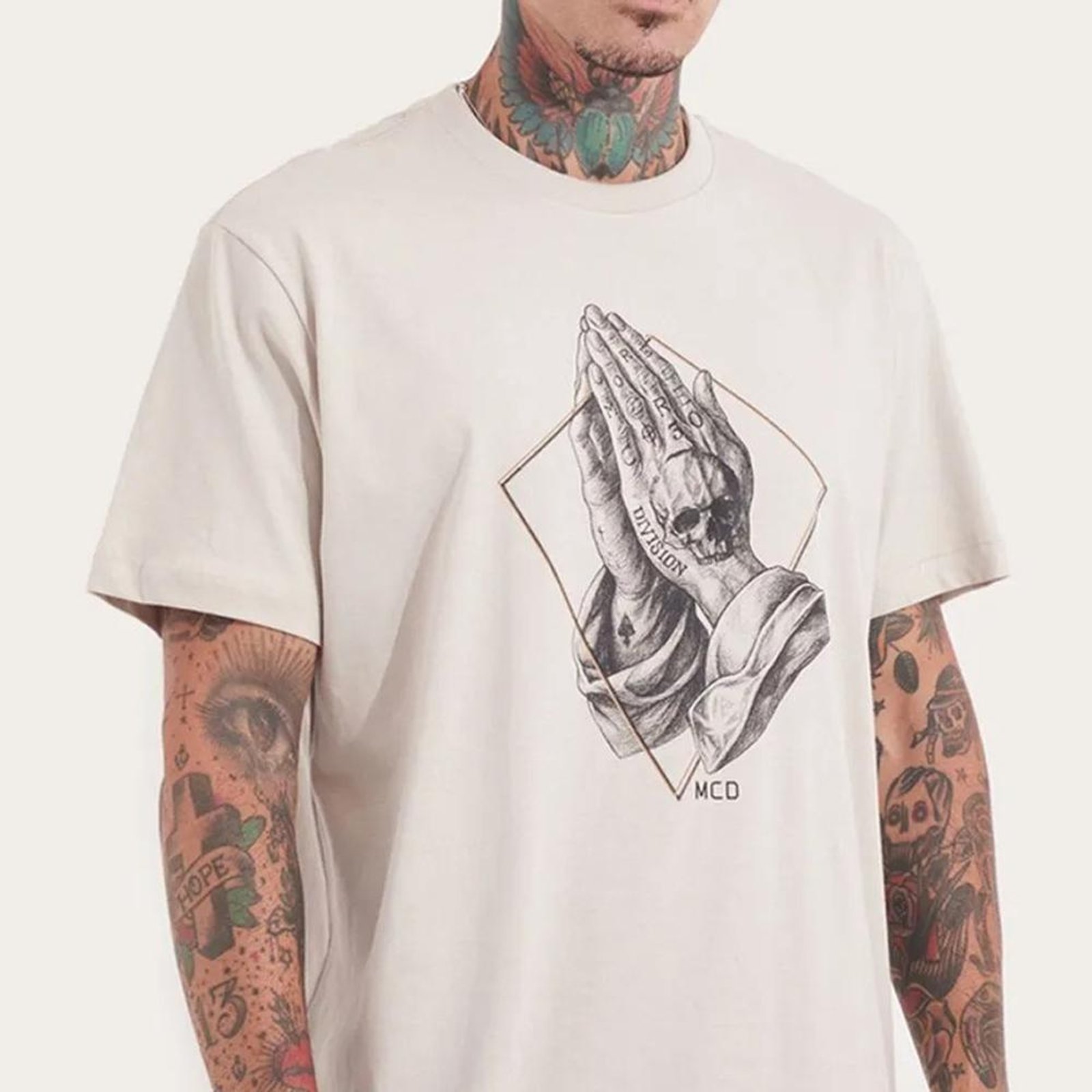 Camiseta MCD Aviamentação Mãos Rezendo SM26 Bege Poeira