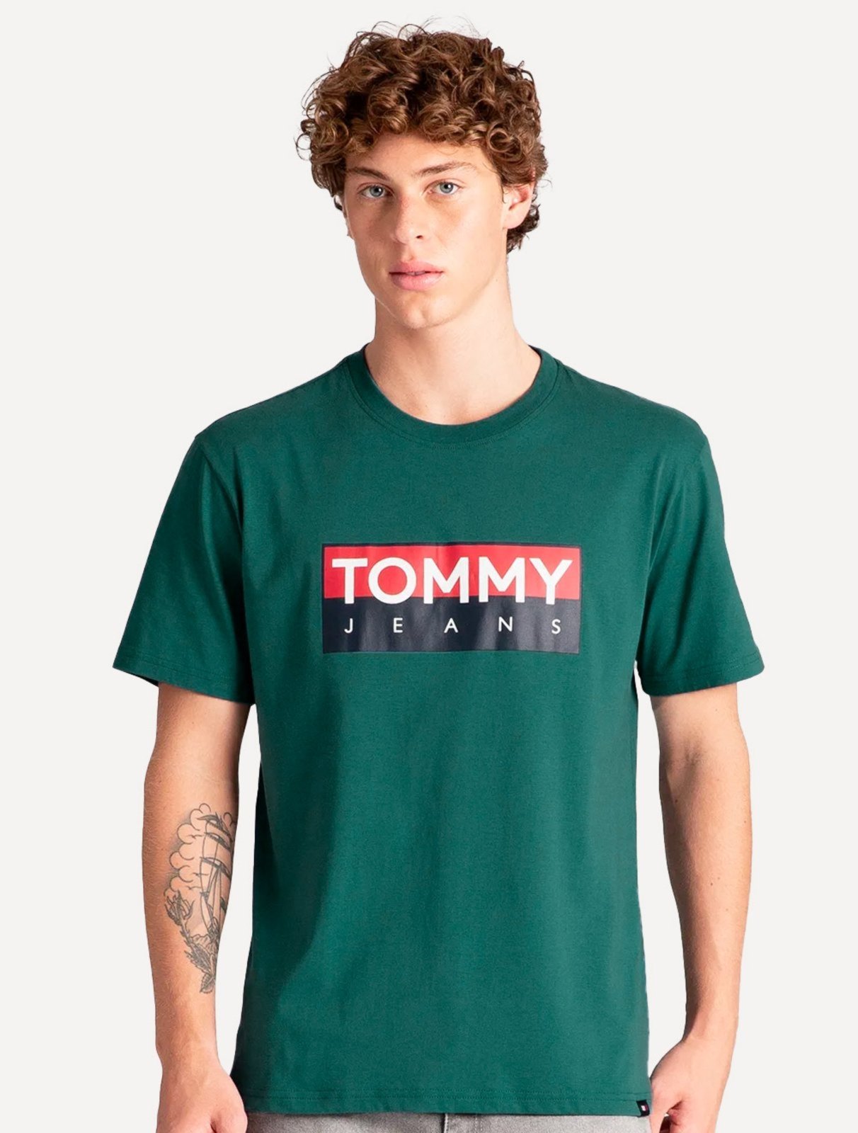 Vista 2 Camiseta Tommy Jeans Masculina Regular Entire Logo Escuro verde Tommy Jeans verde