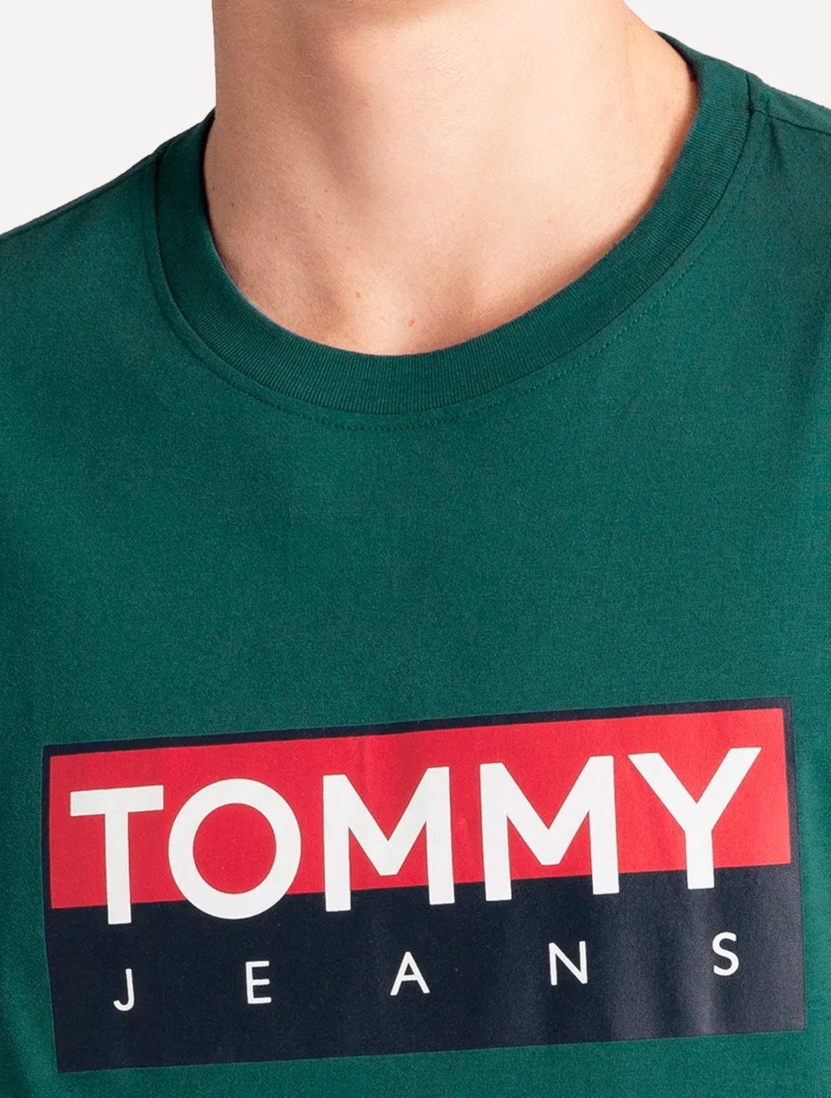 Vista 3 Camiseta Tommy Jeans Masculina Regular Entire Logo Escuro verde Tommy Jeans verde