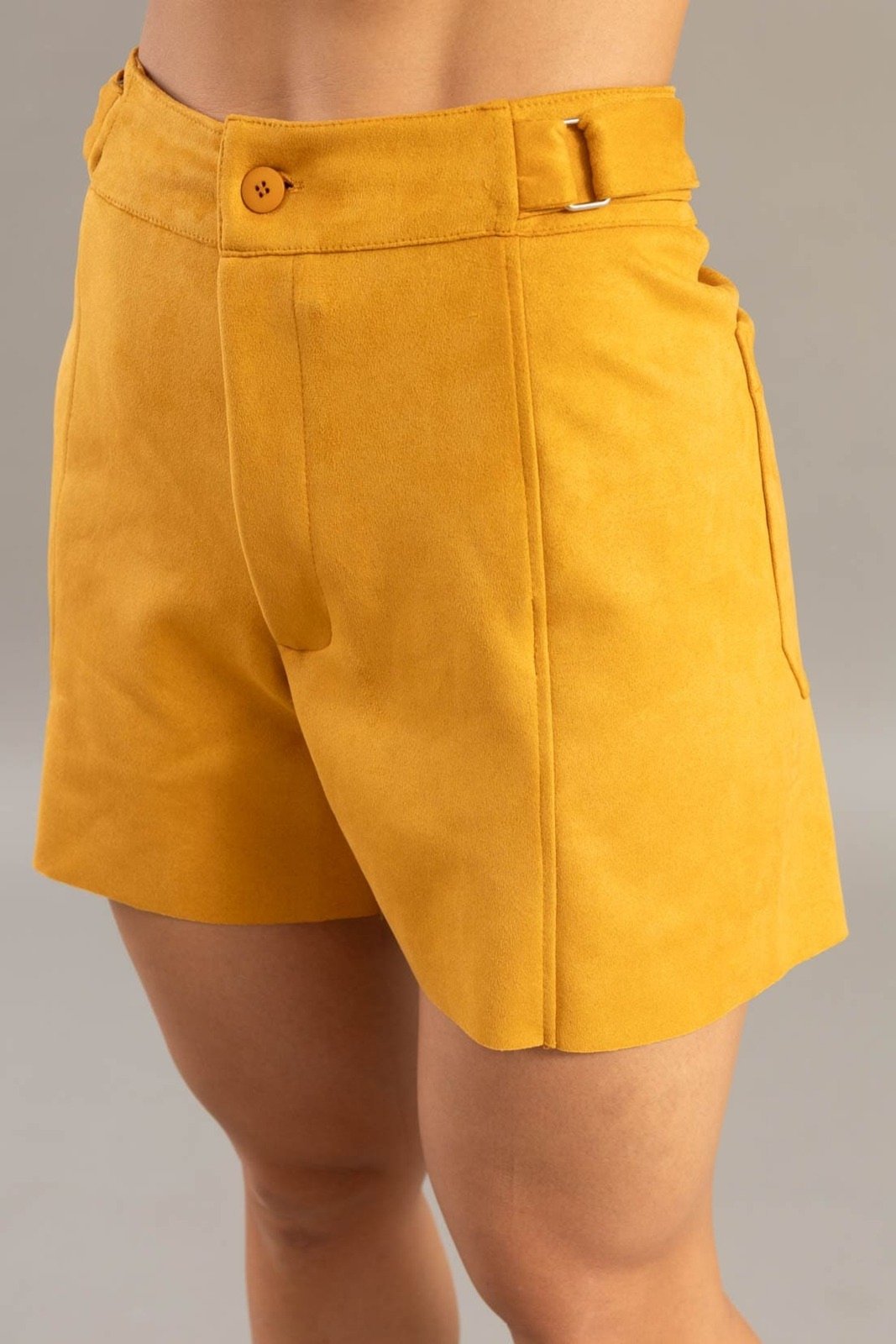 Shorts Suede Feminino Com Detalhe No Cós Dialogo Jeans Mostarda