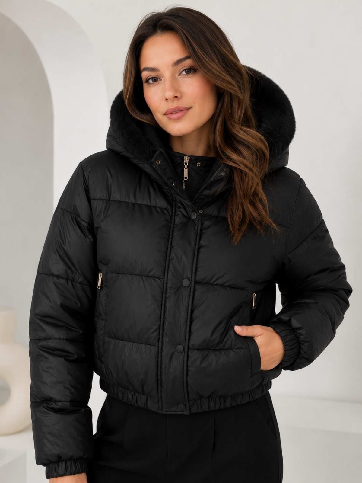Jaqueta Puffer Feminina Cropped Preta com Capuz Peluciado