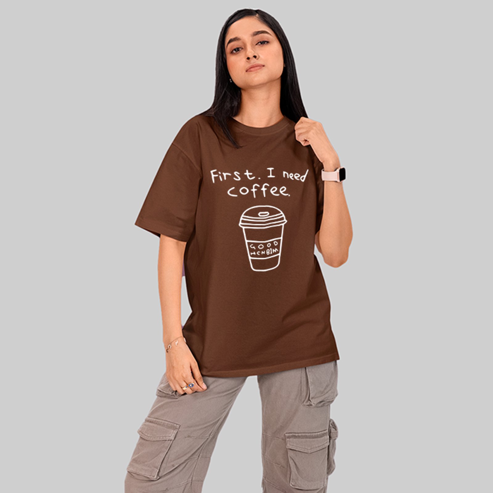 Camiseta Oversized Primeiro Preciso de um Café Humor Irônico Unissex Marrom