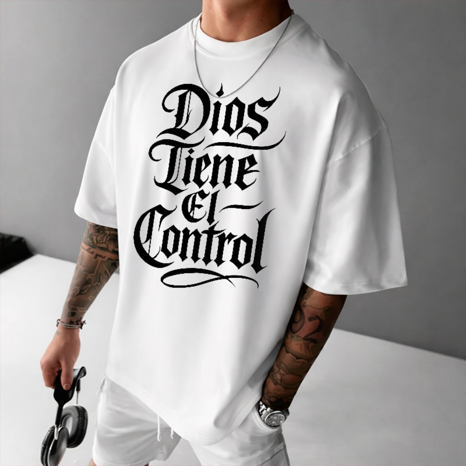 Camiseta Oversized Dios Tiene El Control Mensagem Cristã Unissex Branco