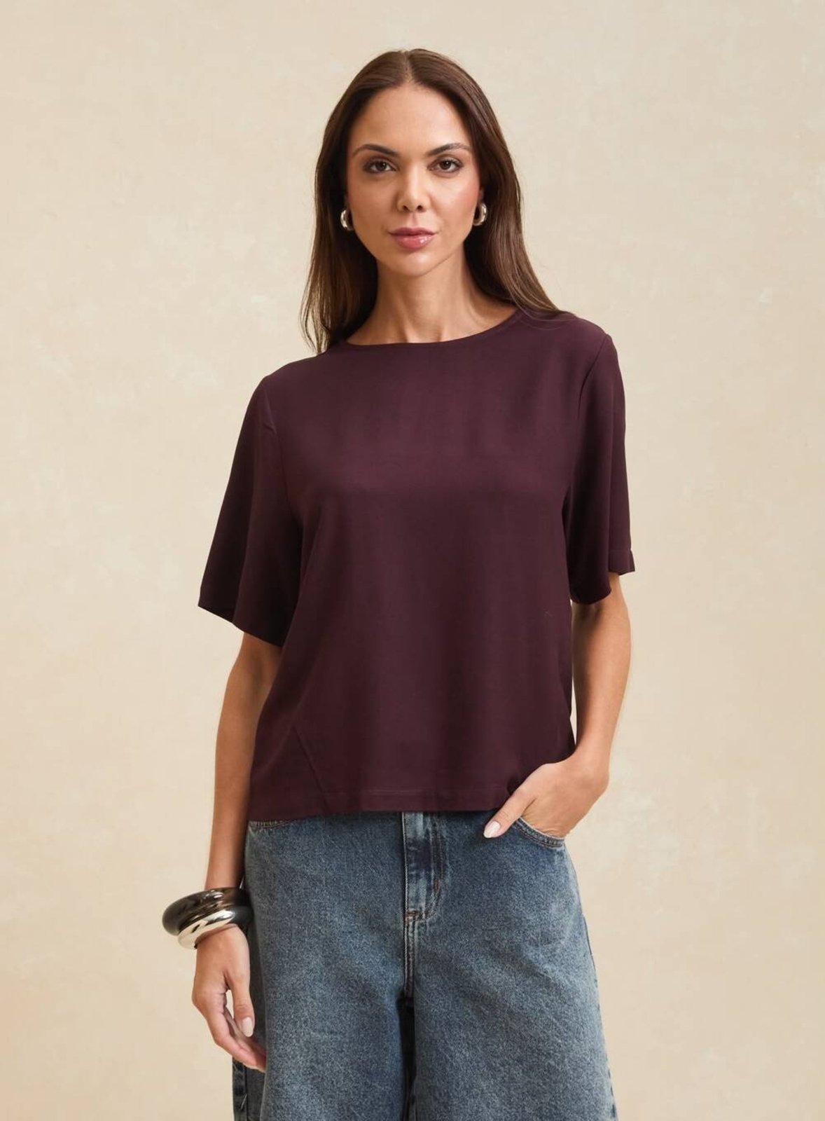 Camiseta Feminina Reta Decote Canoa Forum Marrom Sucupira