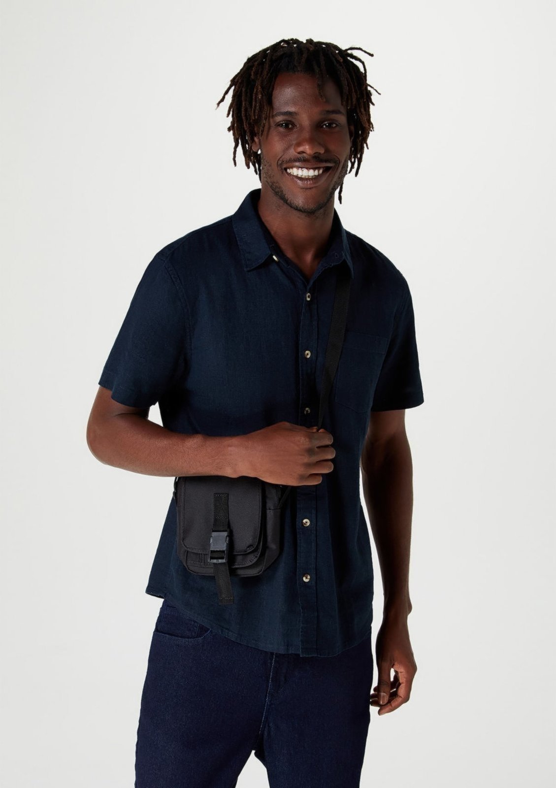 Camisa Hering Básica Em Tecido Linho Azul Marinho