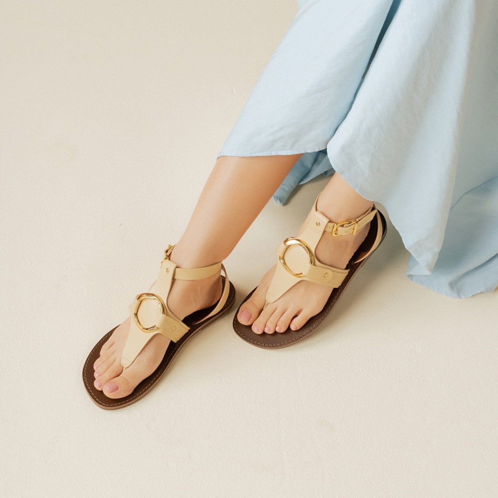 Sandália Feminina Em Couro Rasteira Confortável Casual Tiras com Fivelas e Argolas Maria Paula Store Vanilla