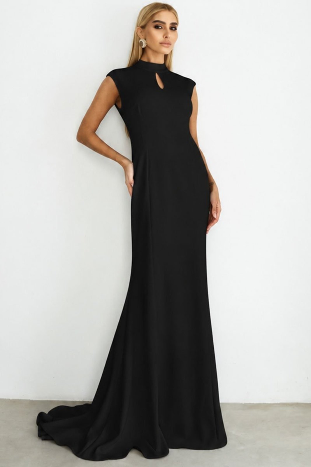 Vestido Longo Helena Cauda com Babados e Decote Preto