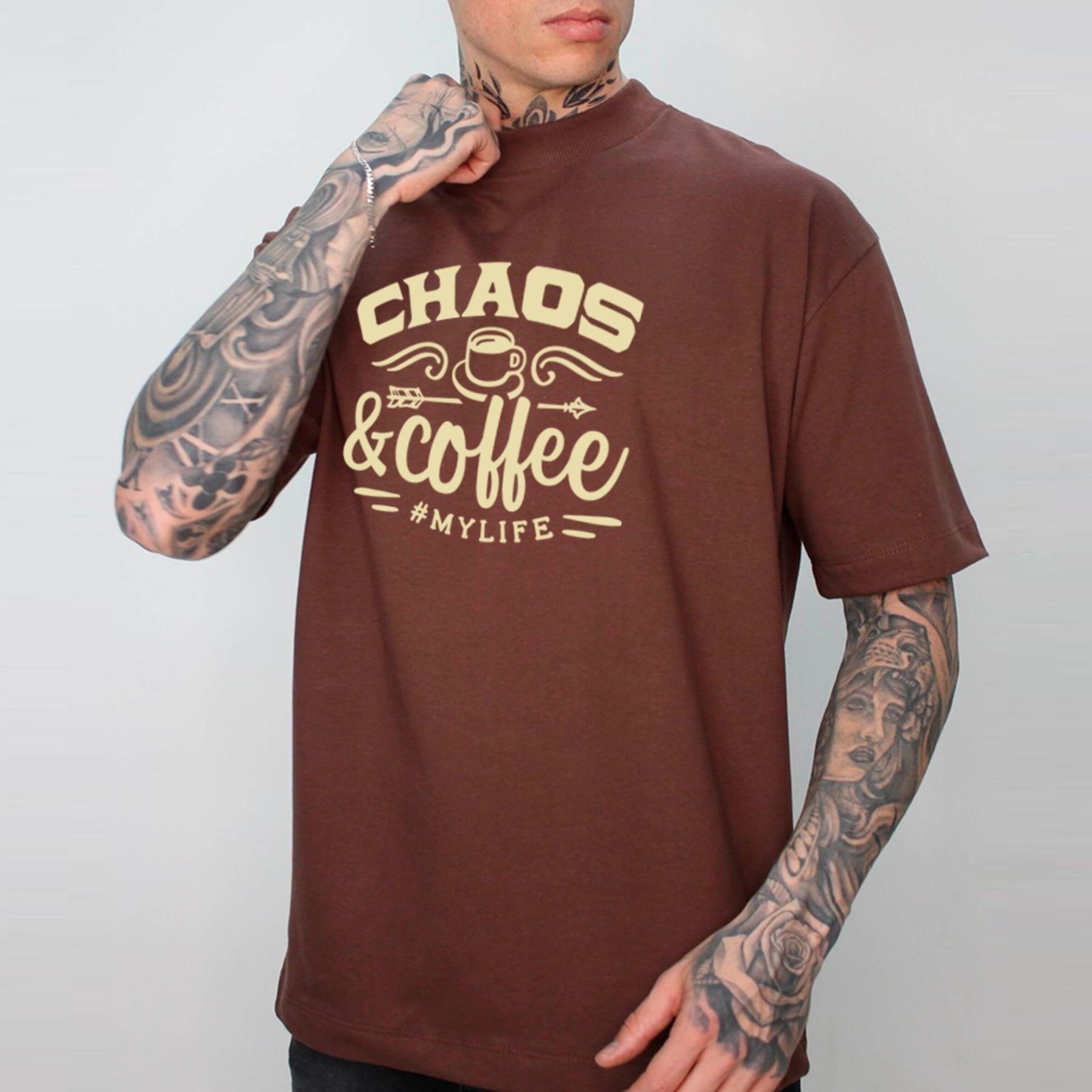 Vista 2 Camiseta Ousy Oversized Chaos E Coffee Humor Diário Meme Viral Unissex branco ousy branco