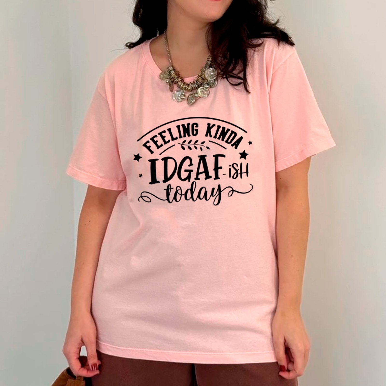 Vista 2 Camiseta Ousy Básica IDGAF Frase Minimalista Unissex preto ousy preto
