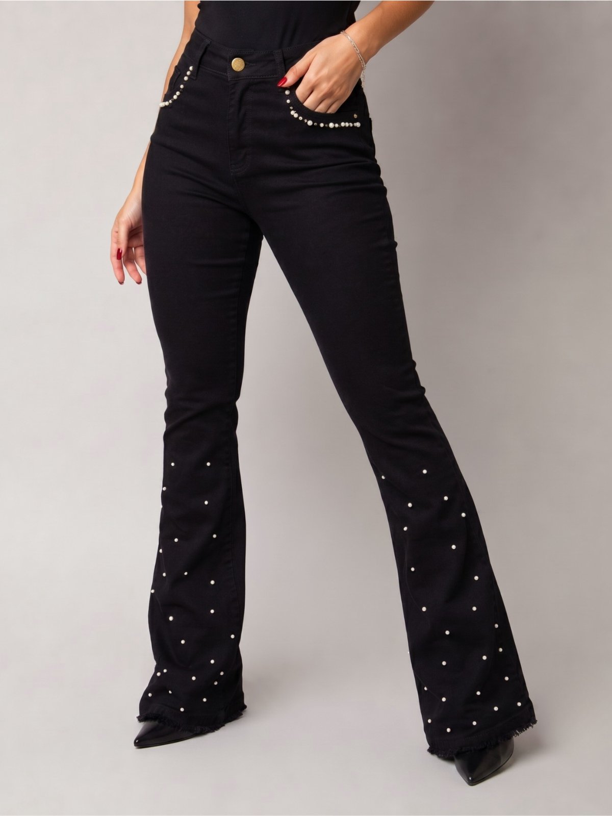 Calça Feminina Flare Jeans preto com Aplicação de Pérolas ao Longo da Barra e ao Redor do Bolso Brilho