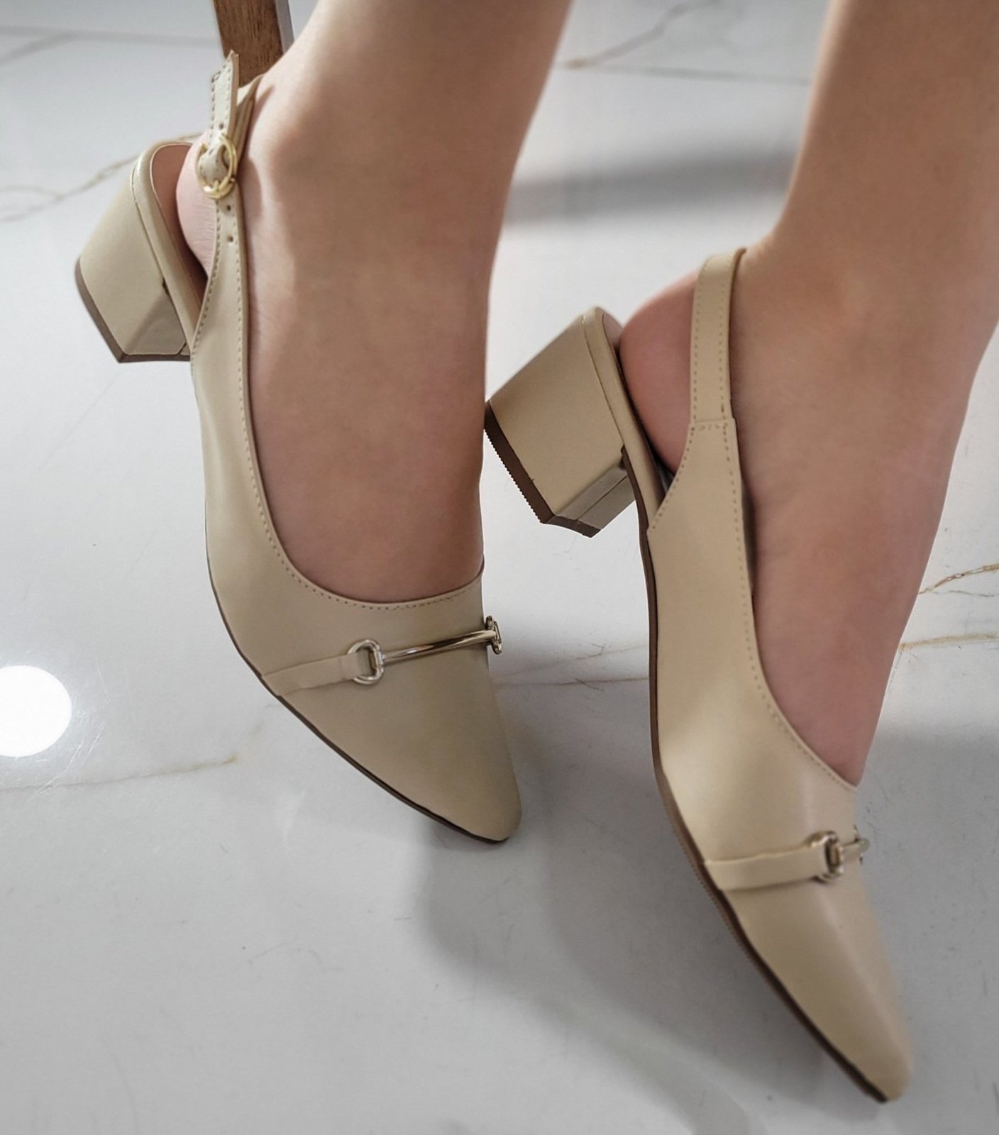 Scarpin Salto Médio Giovanna da Mata Bico Fino Slingback Elegante Confortável Detalhe Metalizado