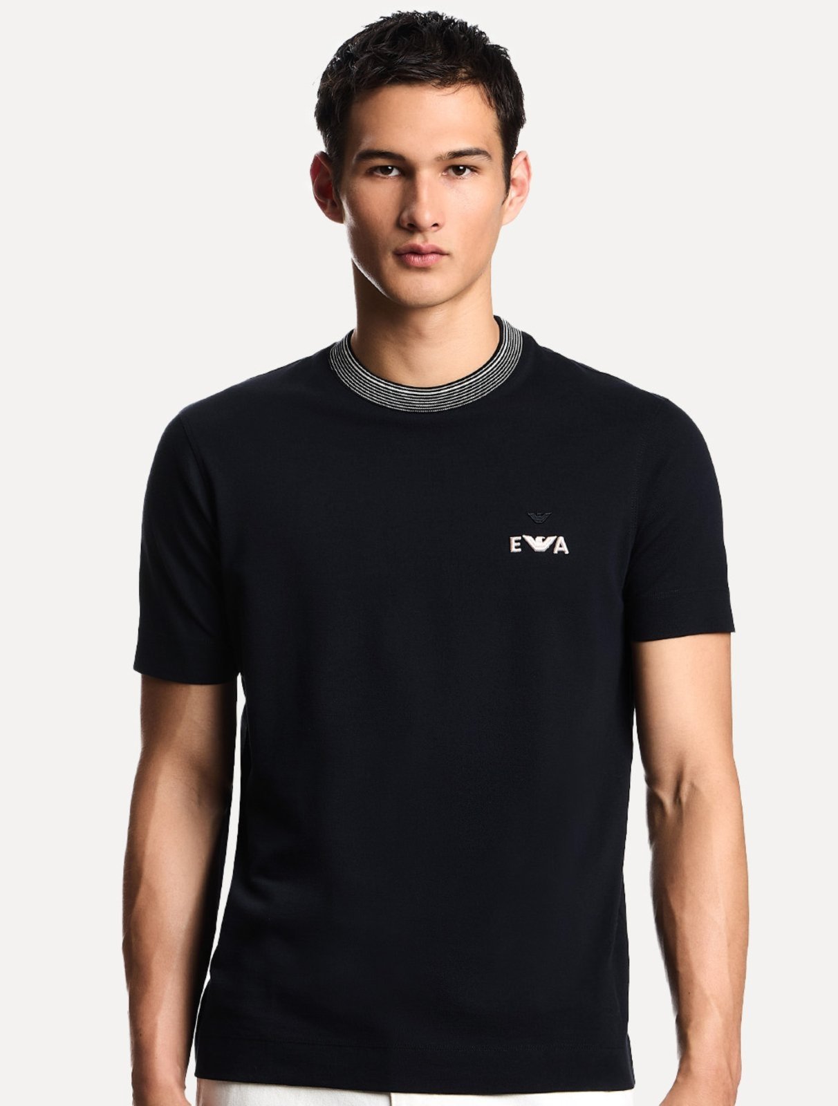 Vista 2 Camiseta Empório Armani Masculina Pique Light Logo EA Bordado Armani Exchange azul marinho Armani Exchange azul marinho
