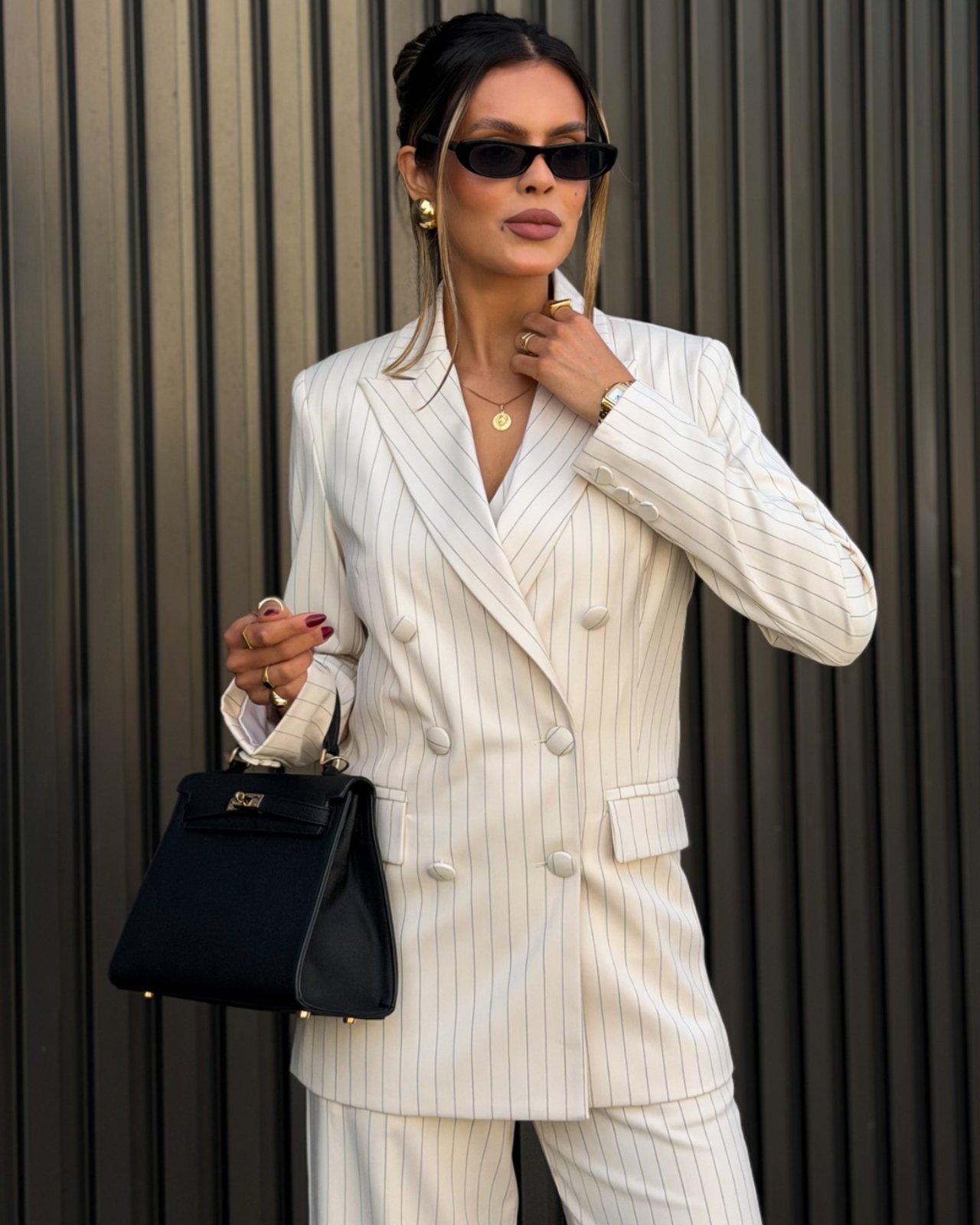 Blazer MOS Feminino Alongado Risca de Giz com Botões Forrados Off White – Mariana Olympio