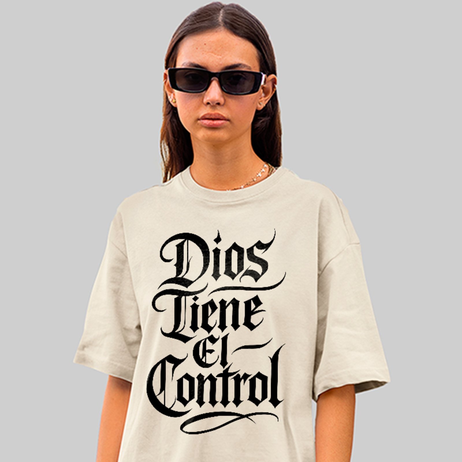 Camiseta Oversized Dios Tiene El Control Mensagem Cristã Unissex Off White