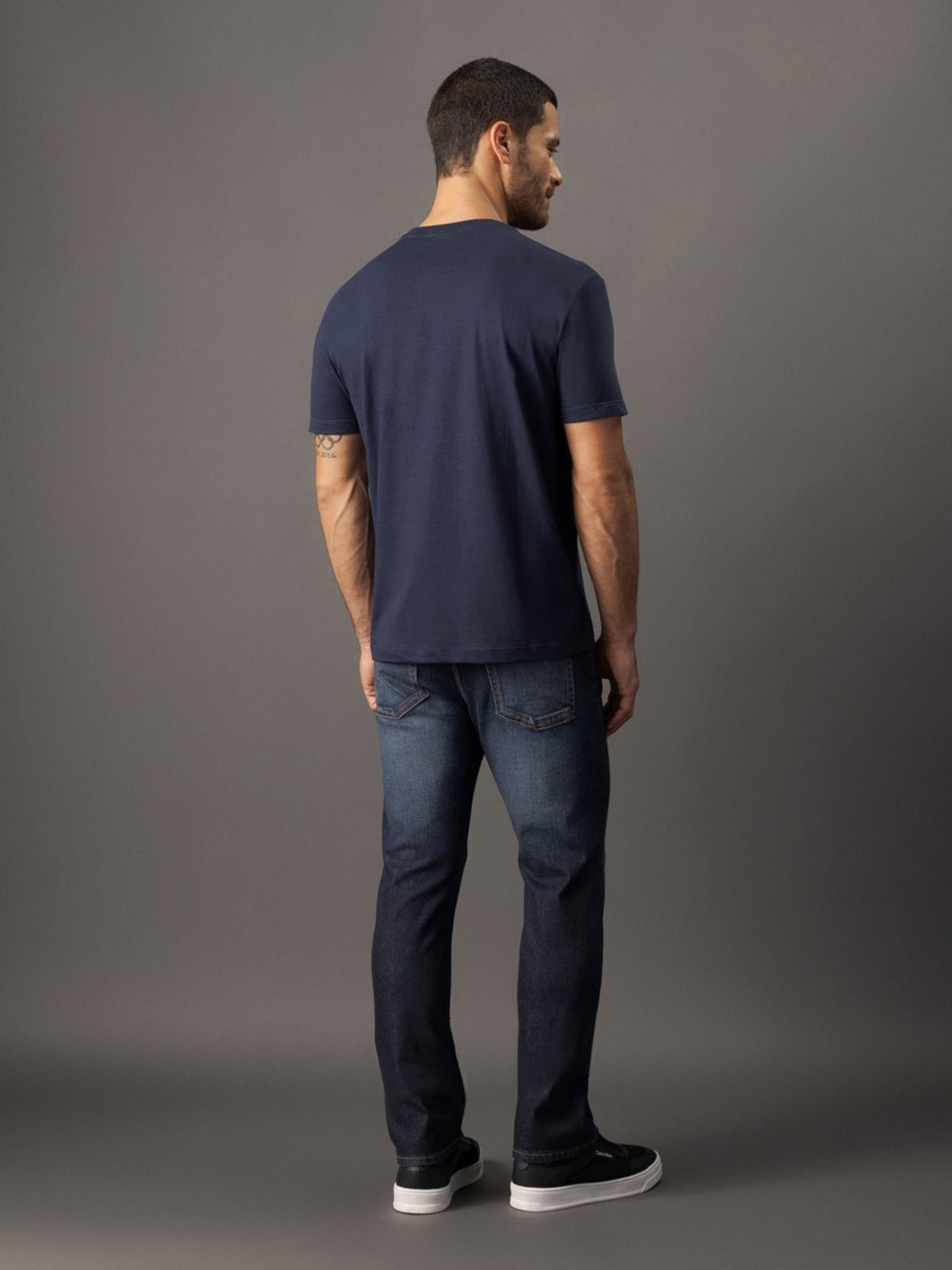 Vista 2 Camiseta Masculina Slim Minimalista Flamê Calvin Klein CKS Premium Label azul marinho CKS Premium Label azul marinho