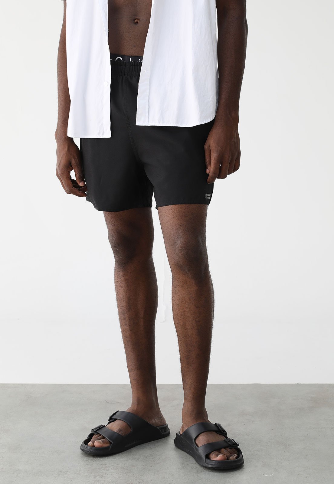 Vista 2 Short Calvin Klein Jeans Reto Logo Preta preto Calvin Klein Jeans preto