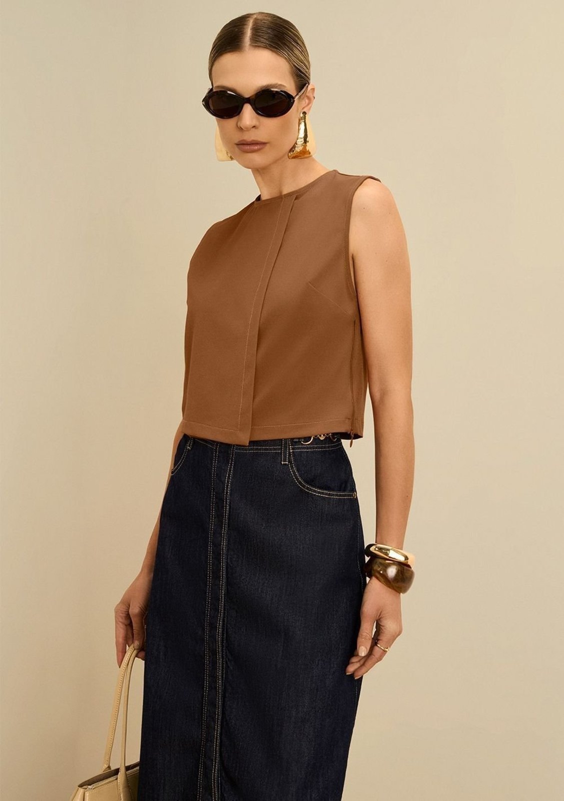 Blusa Maria.Valentina Ajustada Decote Careca Sem Manga Cropped - Marrom