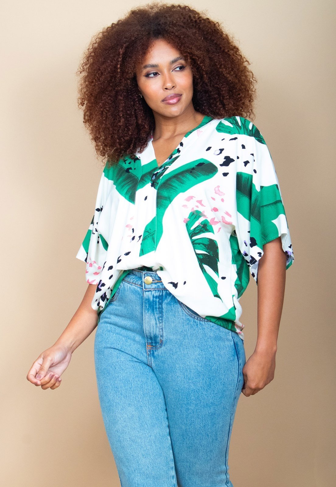 Vista 2 Blusa Cabanafree Gola V Manga Curta Estampa Folhagem Poética estampado/off-white/preto Cabanafree estampado/off-white/preto