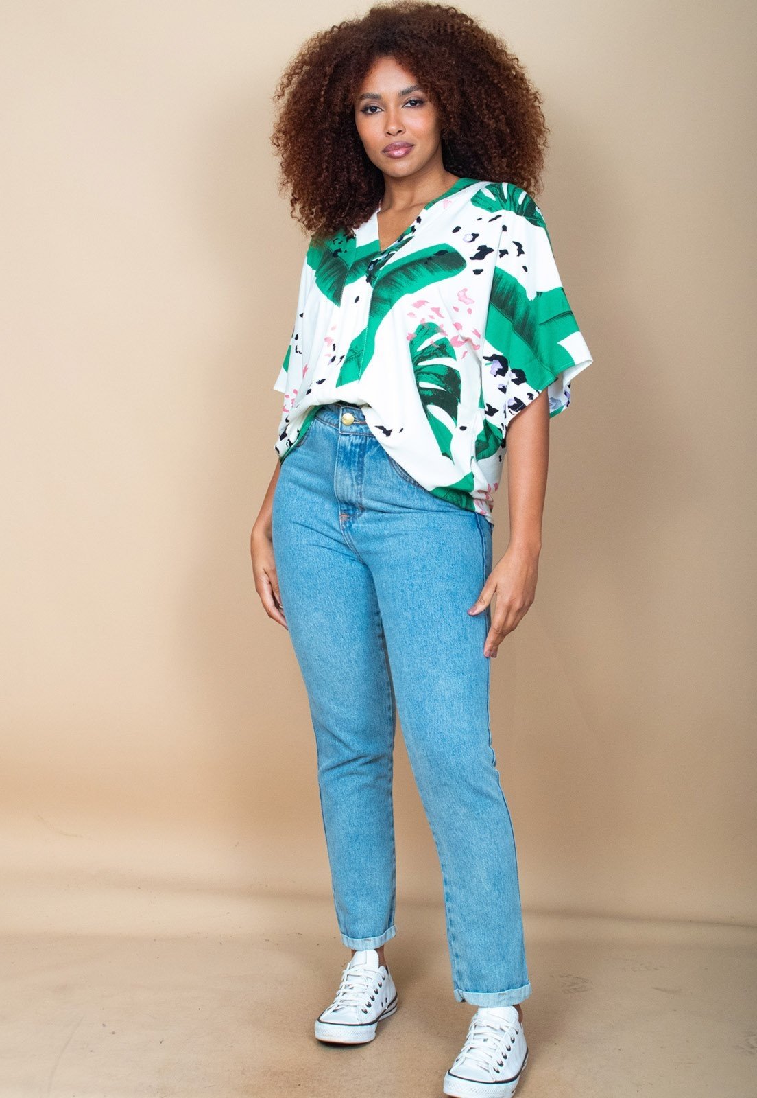 Vista 3 Blusa Cabanafree Gola V Manga Curta Estampa Folhagem Poética estampado/off-white/preto Cabanafree estampado/off-white/preto