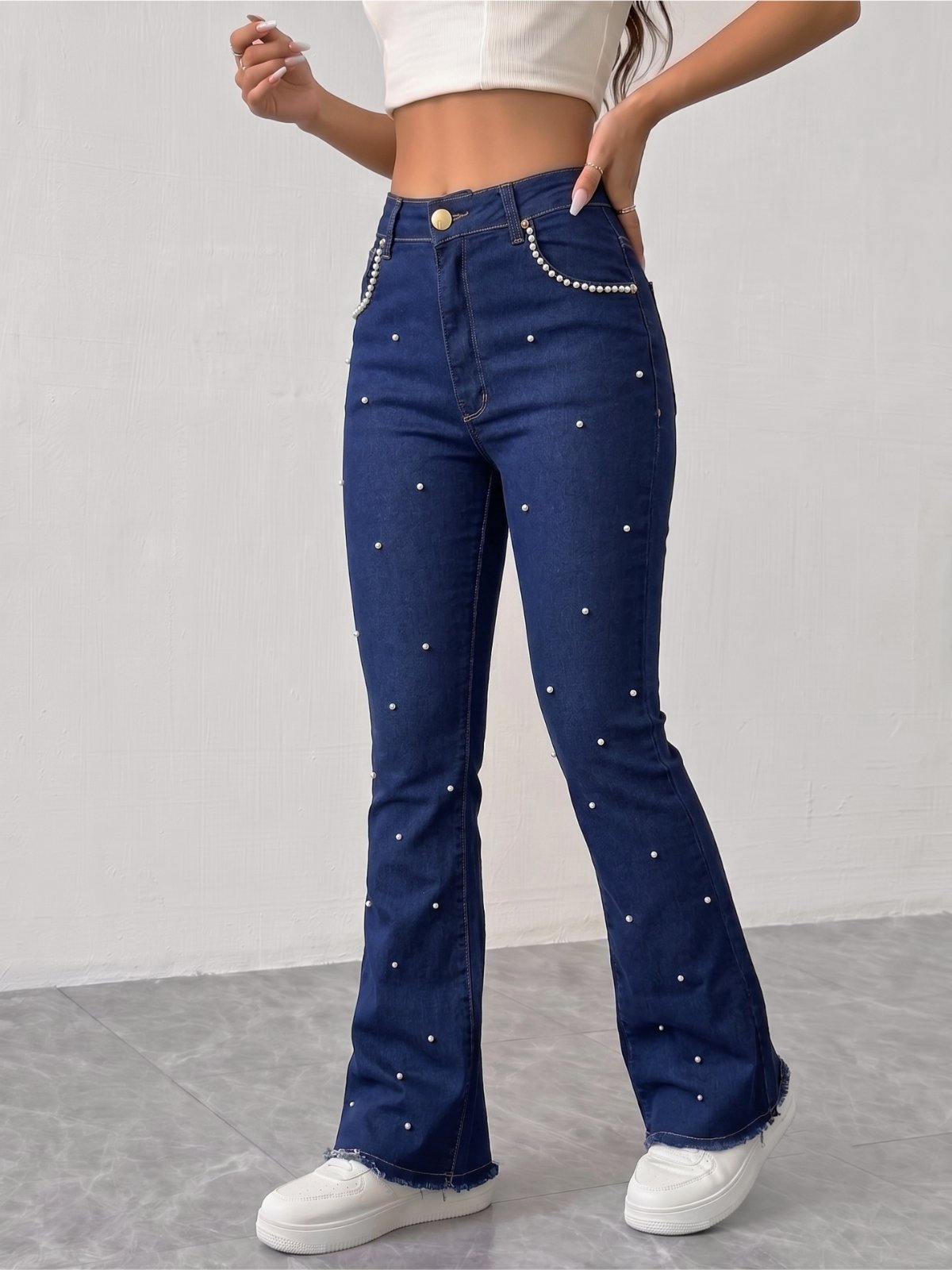 Calça Feminina Flare Jeans escuro com Pérolas ao Redor do Bolso e Salpicadas na Frente Premium