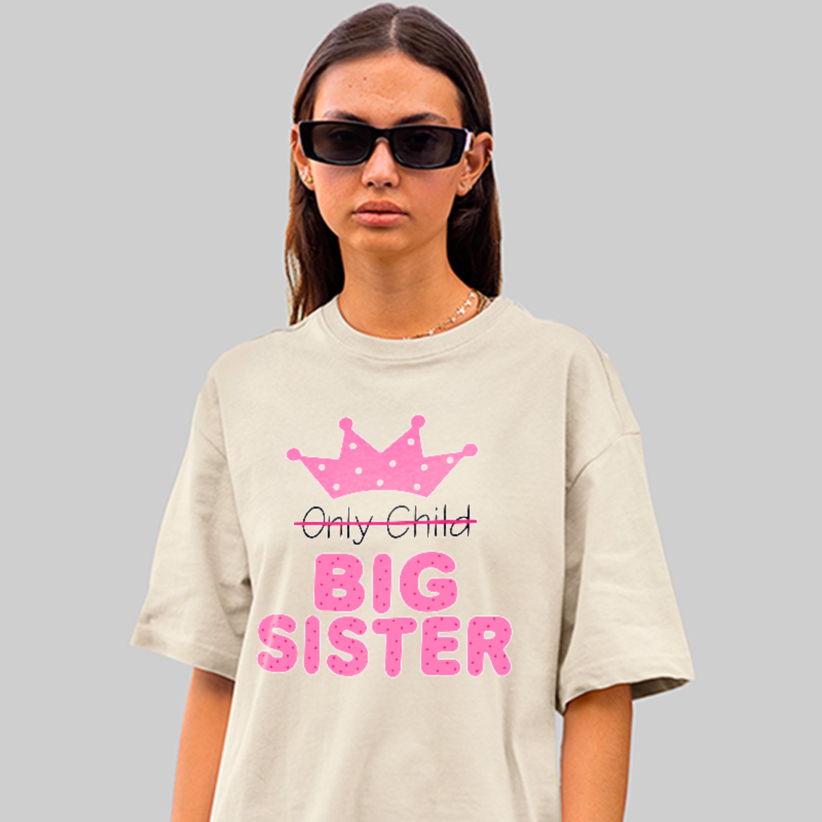Camiseta Oversized Big Sister Estampa Família Cute Unissex Off White