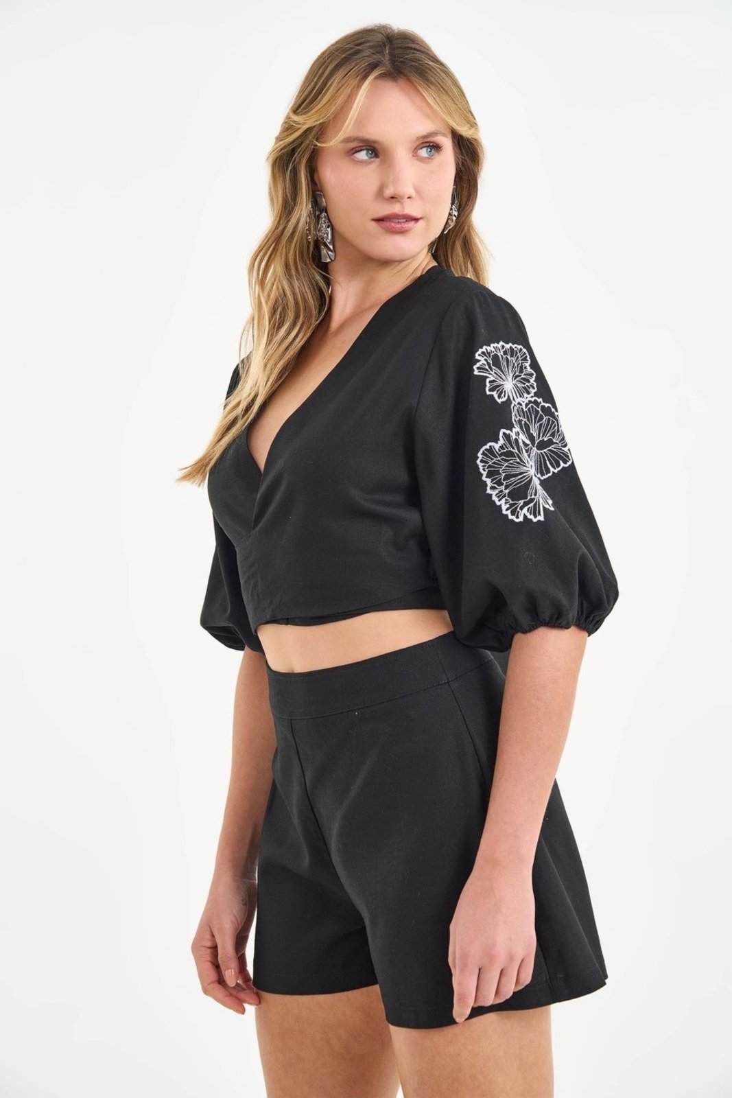 Vista 2 Blusa Linho Transpassada com Amarração ACT FEMININO preto ACT FEMININO preto