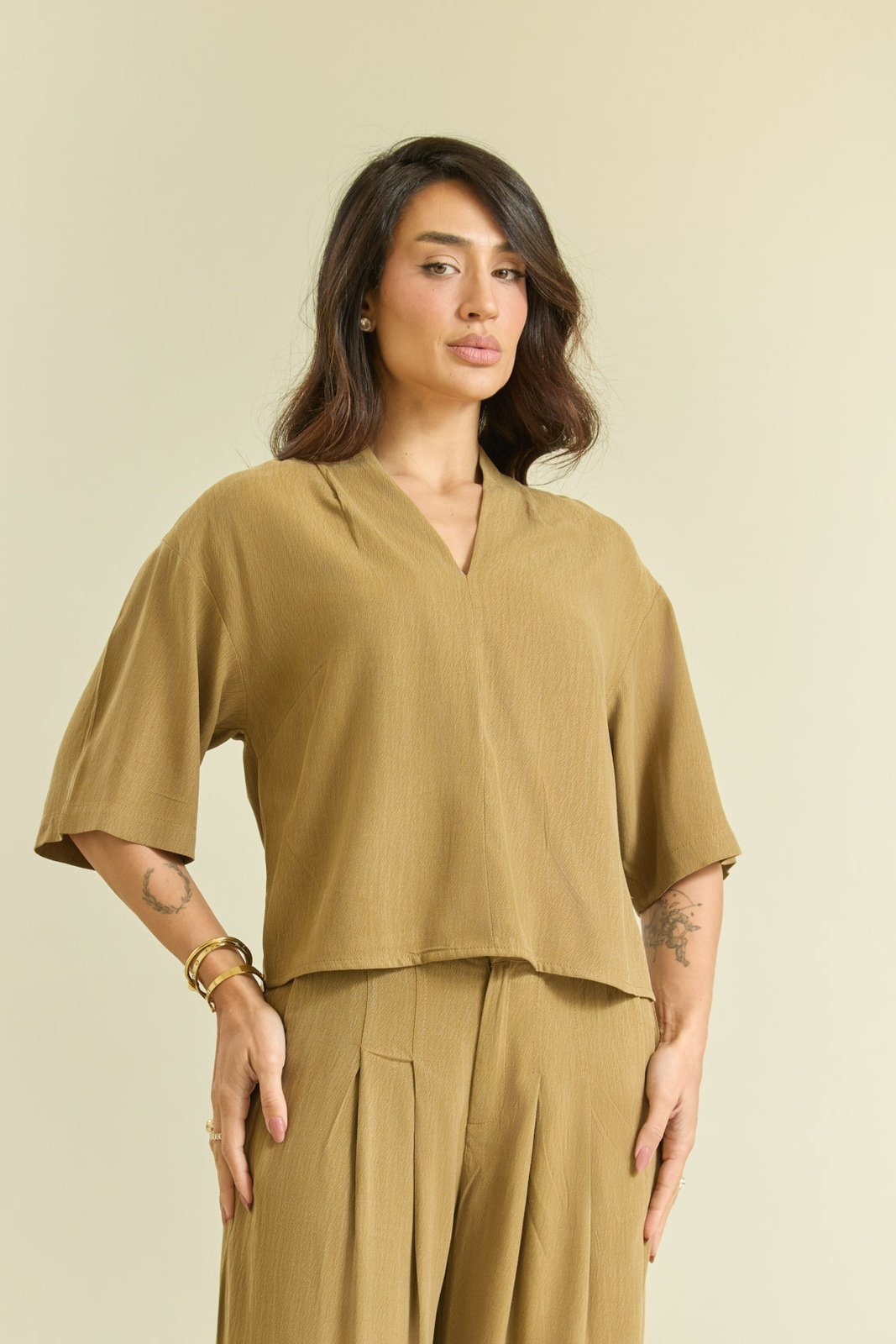 Blusa Feminina com Decote em V Manga 3/4 Verde Lemier Collection