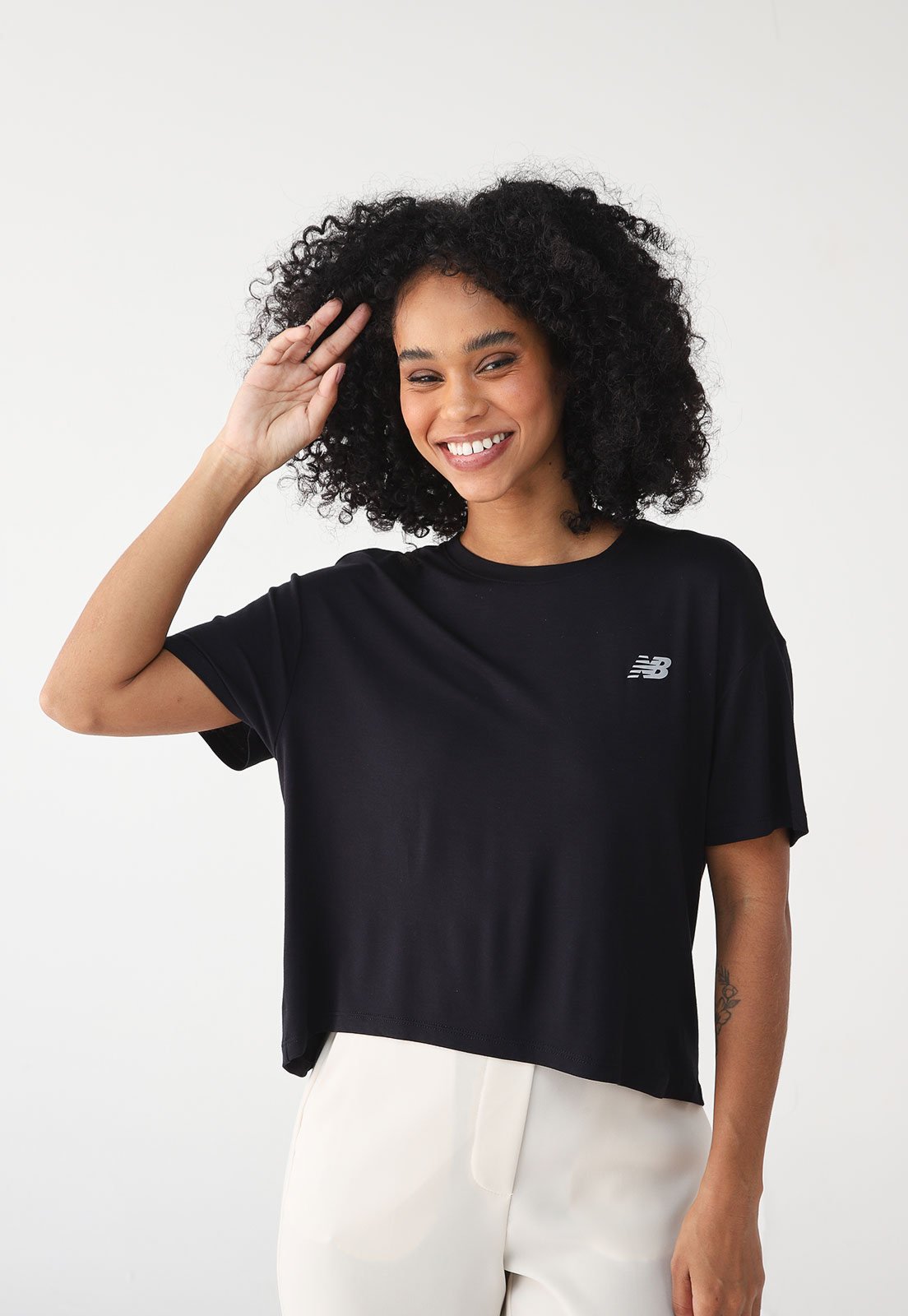 Camiseta Cropped New Balance Reta Drapey Preta