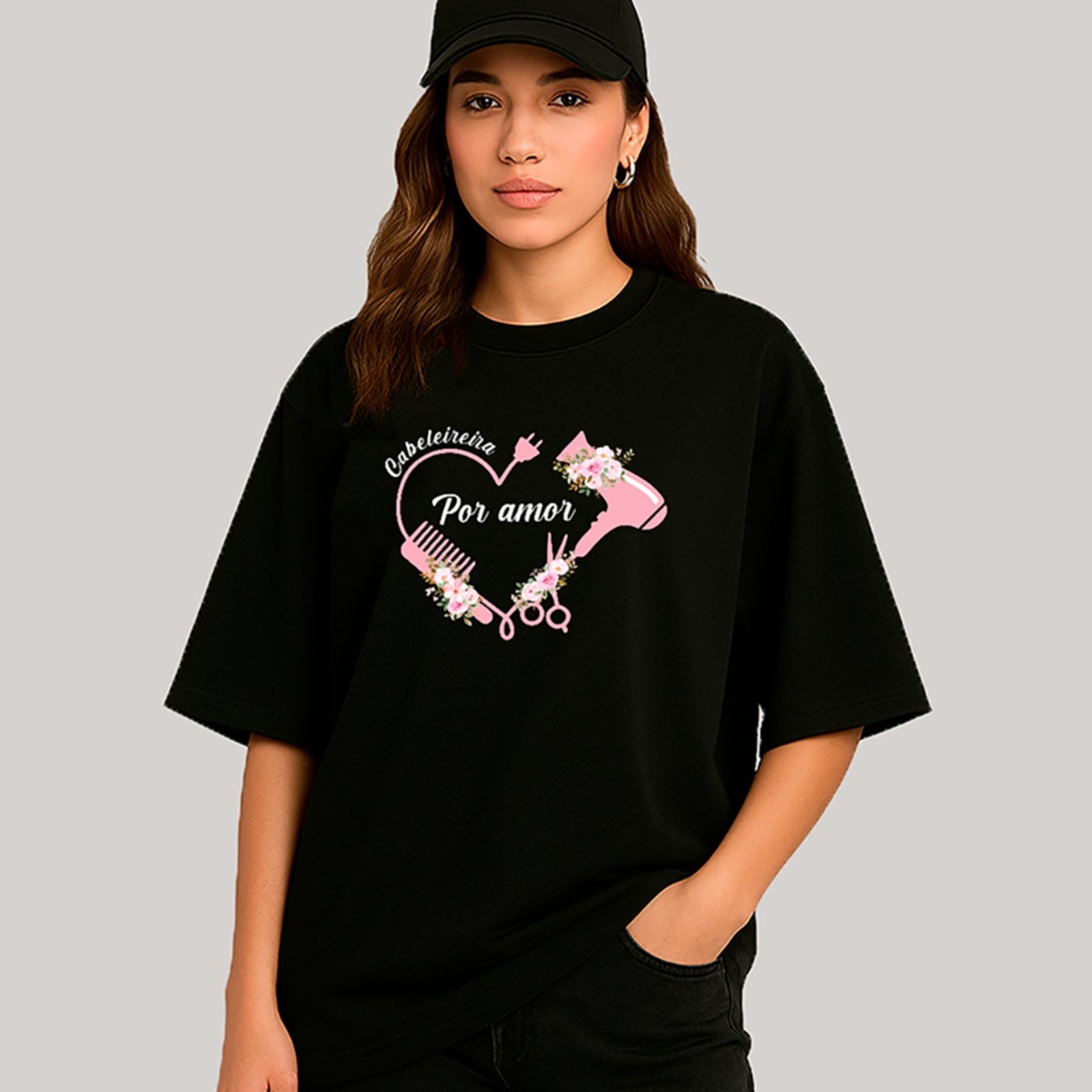 Vista 2 Camiseta Ousy Feminina Profissão Cabeleireira Por Amor Design Exclusivo Oversized preto ousy preto