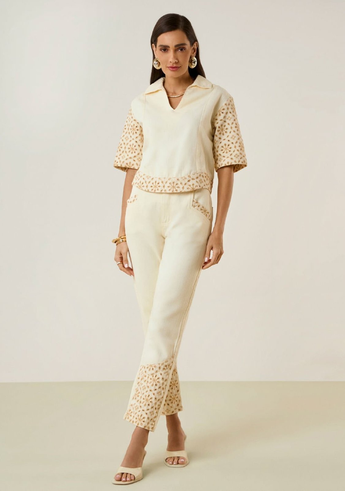 Blusa Maria Valentina Solta Gola Clássica Manga Curta Cropped Bege