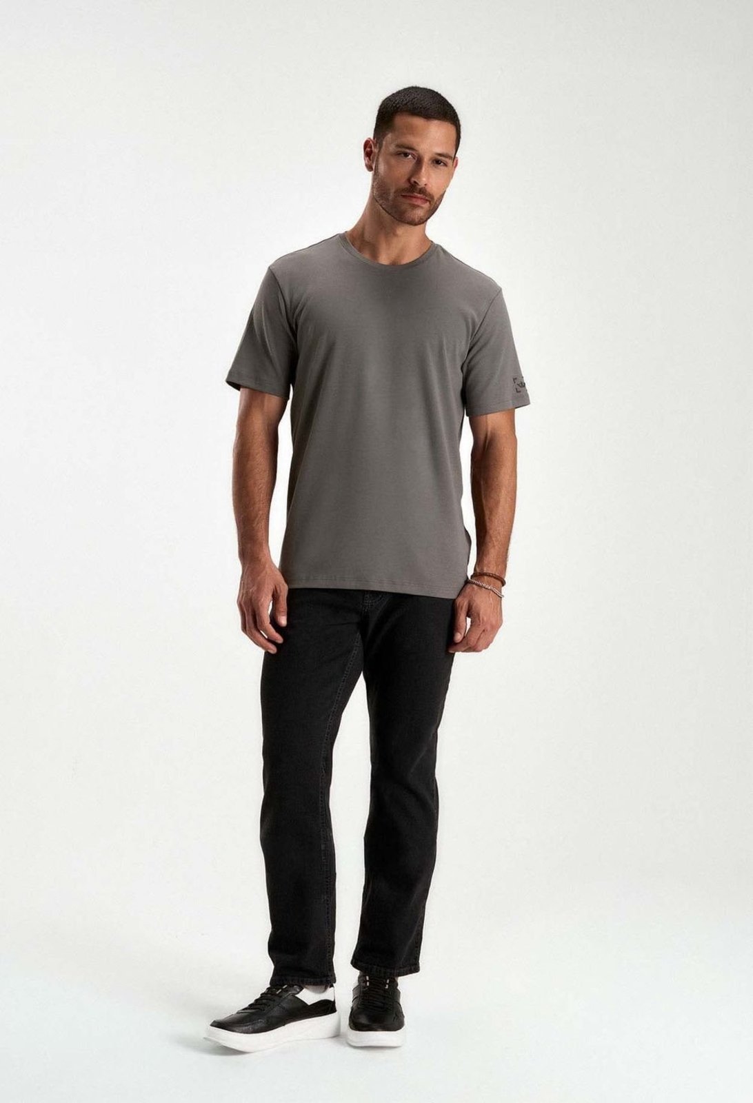 CAMISETA DOCTHOS RELAXED FIT MANGA CURTA ALGODÁO EGÍPCIO ESTAMPA ETIQUETA METAL Camiseta Docthos Relaxed Fit Manga Curta Algodão Egípcio Estampa Etiqueta Metal 008 Chumbo M