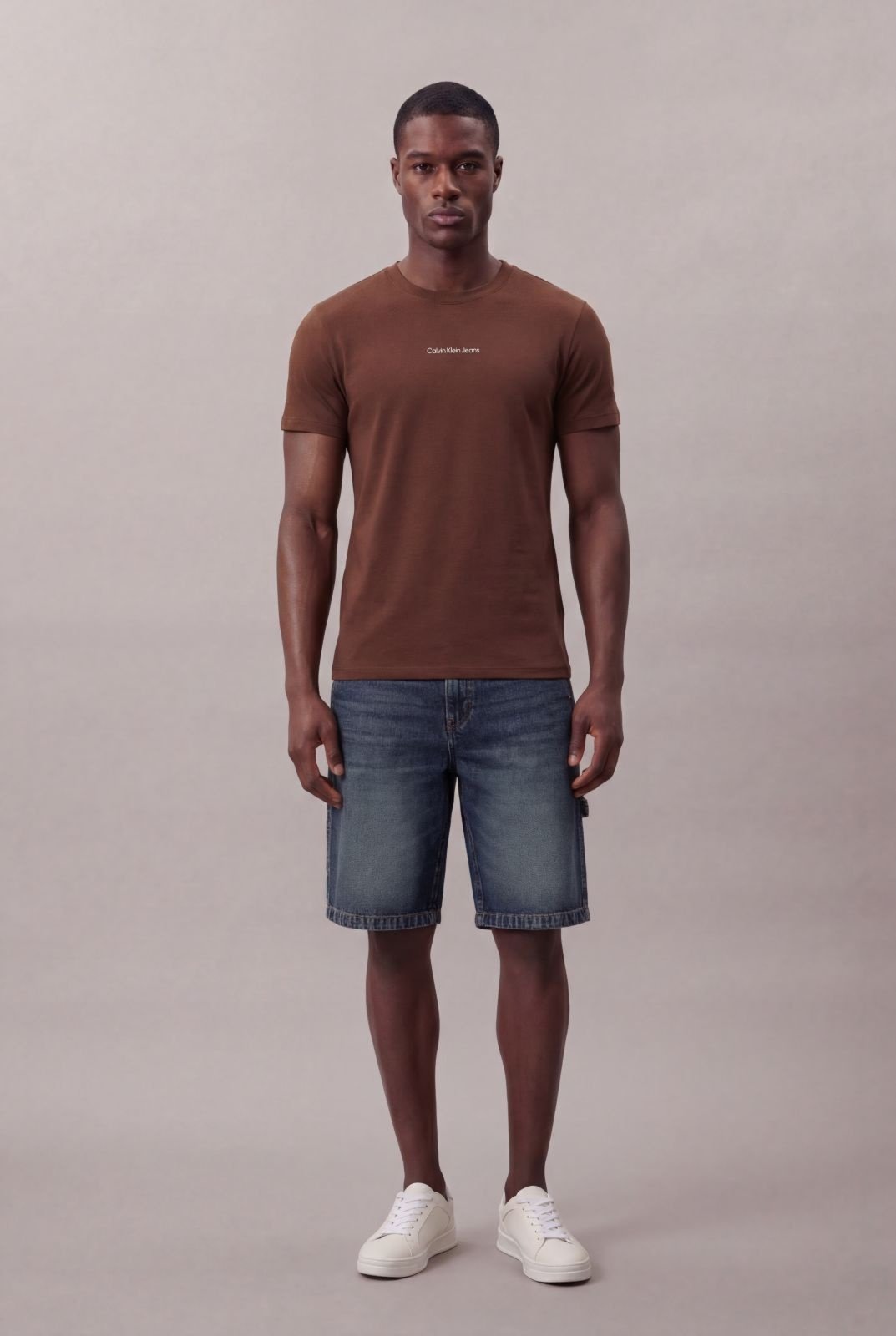 Camiseta Manga Curta Calvin Klein Jeans Masculino Logo Centralizado - Marrom Calvin Klein Jeans