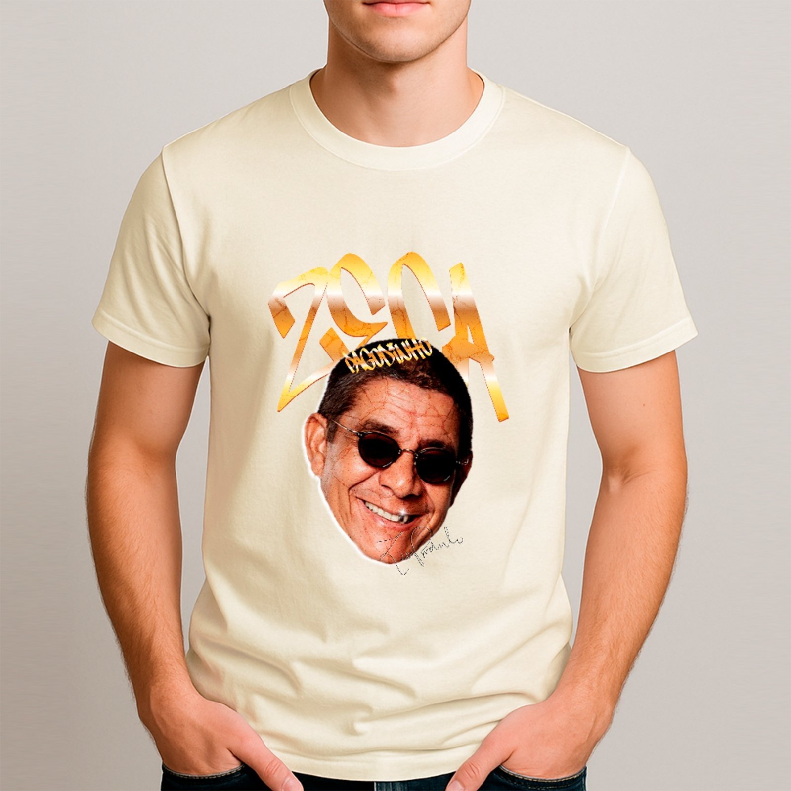 Vista 2 Camiseta Ousy Básica Zeca Pagodinho Clássico Samba Raiz Música Brasileira Unissex Off White off-white white ousy off-white white