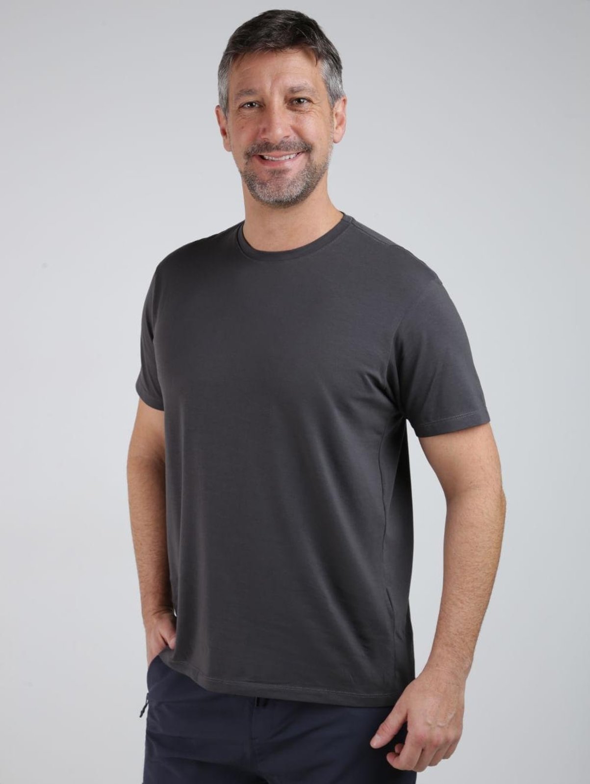 Camiseta Básica Algodão Peruano Elétron Masculina CHUMBO