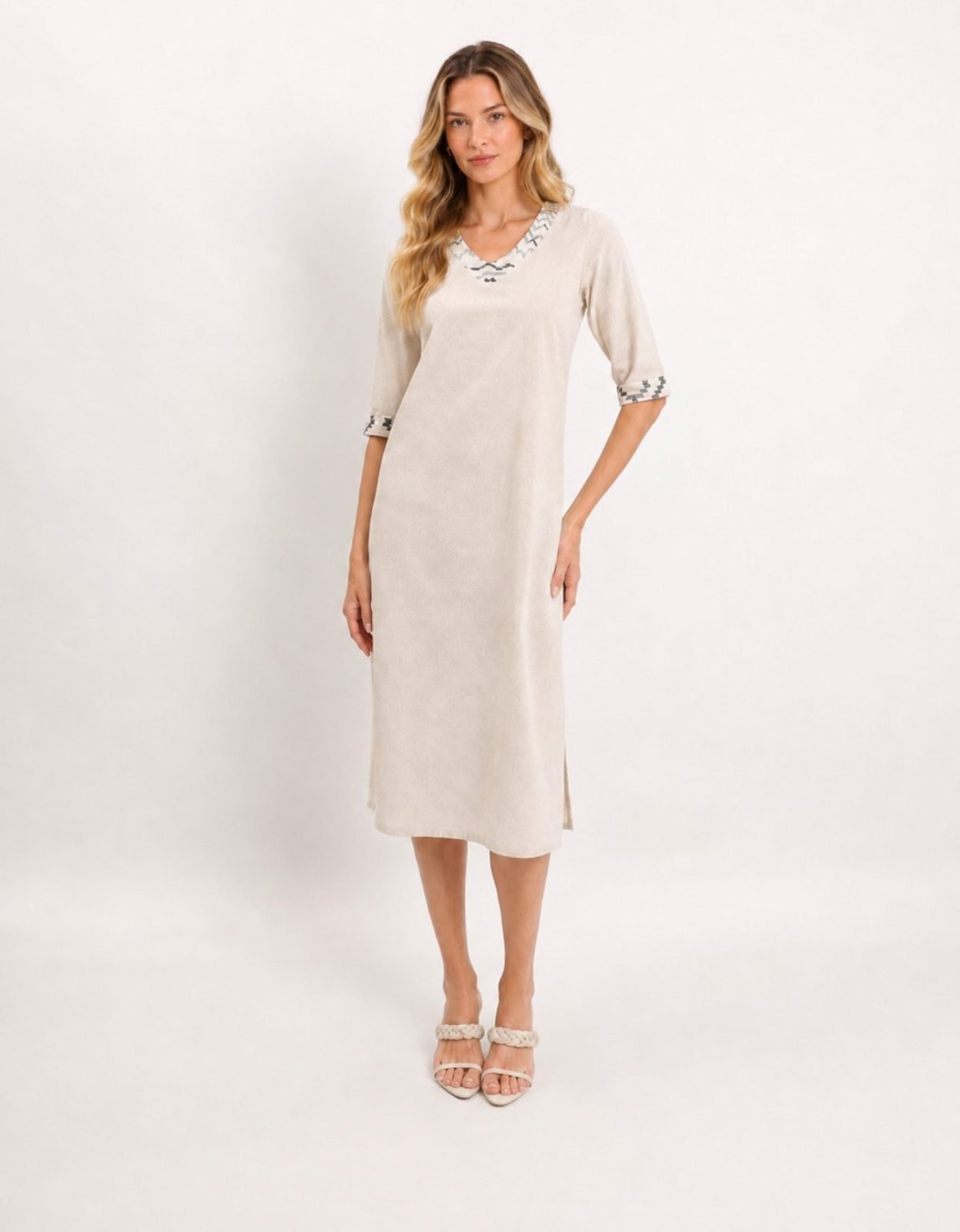 Vestido Midi Feminino Pompier em Linho Bordado Com Fenda Bege