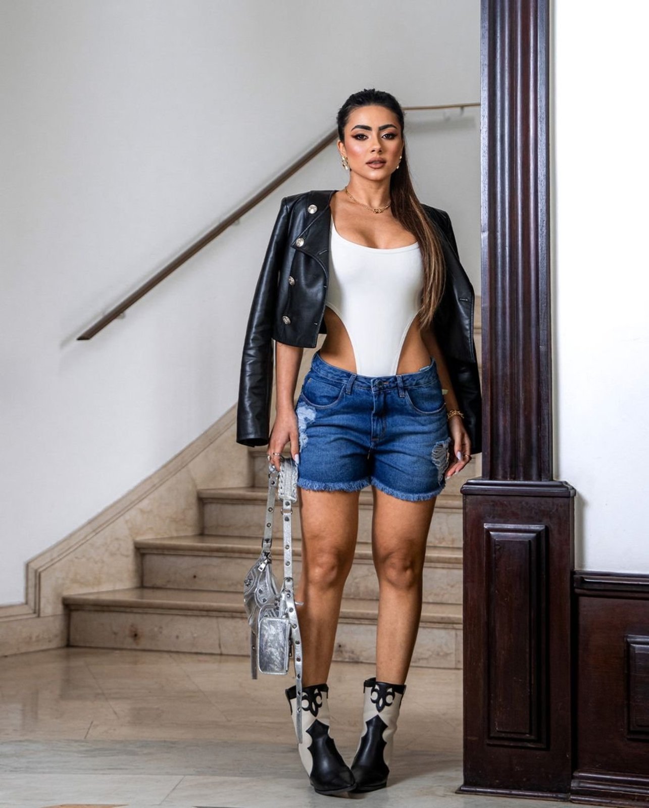 Shorts Jeans Feminino Boyfriend com Abertura Lateral Na Barra Desfiada 00243 Escura Consciência