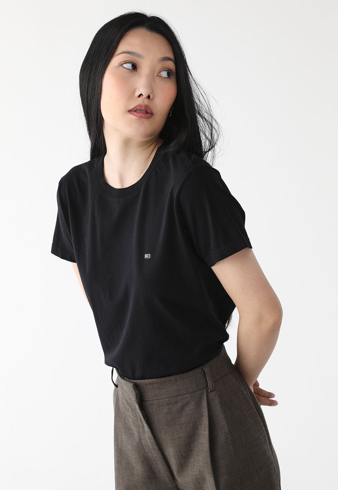 Vista 2 Camiseta Tommy Jeans Reta Logo Preta preto Tommy Jeans preto