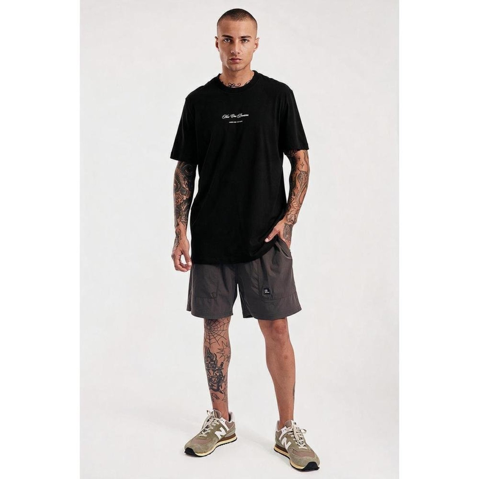 Camiseta Regular More Core Division Curs Preto